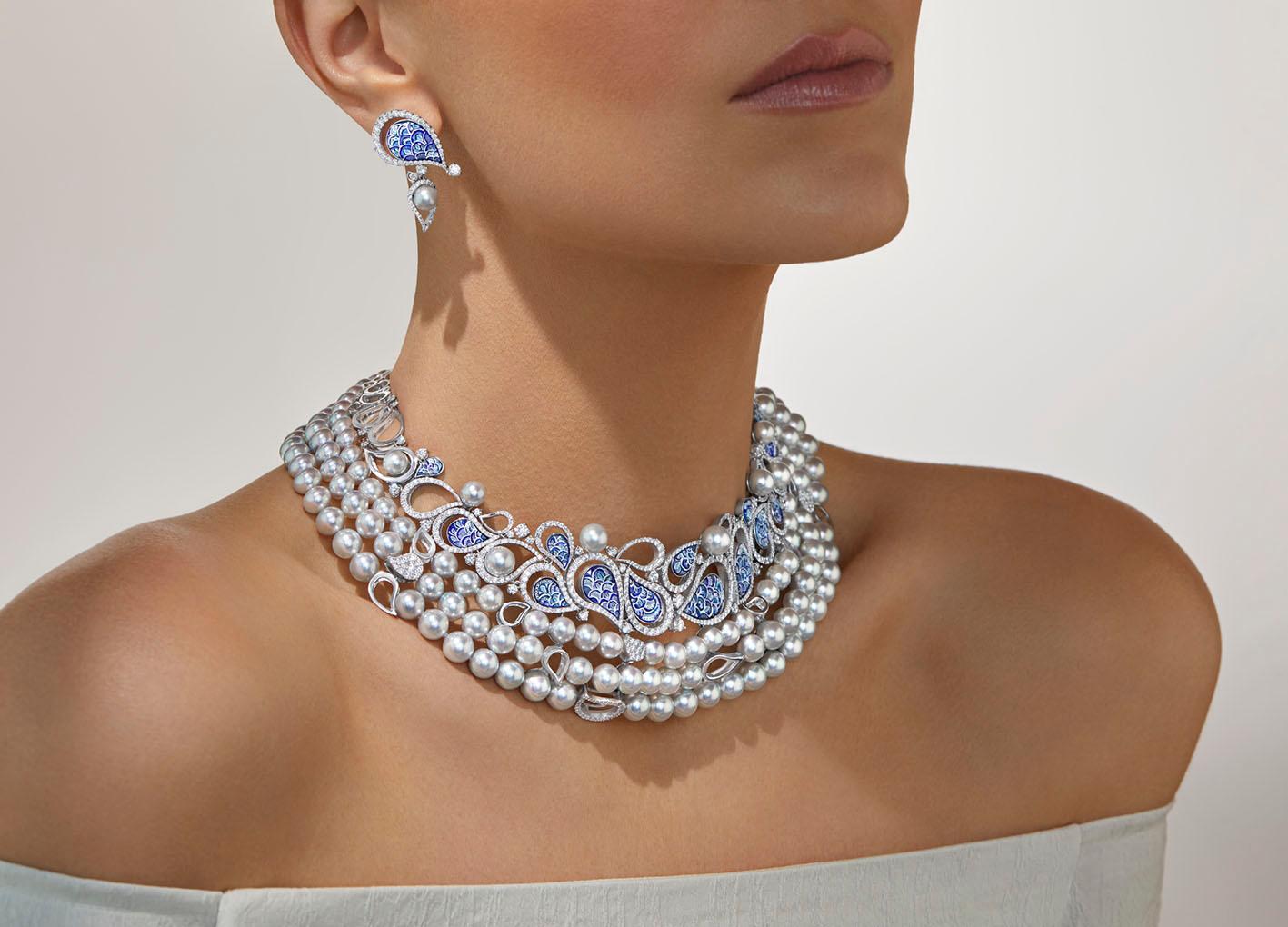 Stilvolle Halskette aus Weißgold mit weißen Diamanten, blauen japanischen Akoya-Perlen und Nano-Mosaik im Zustand „Neu“ im Angebot in London, GB