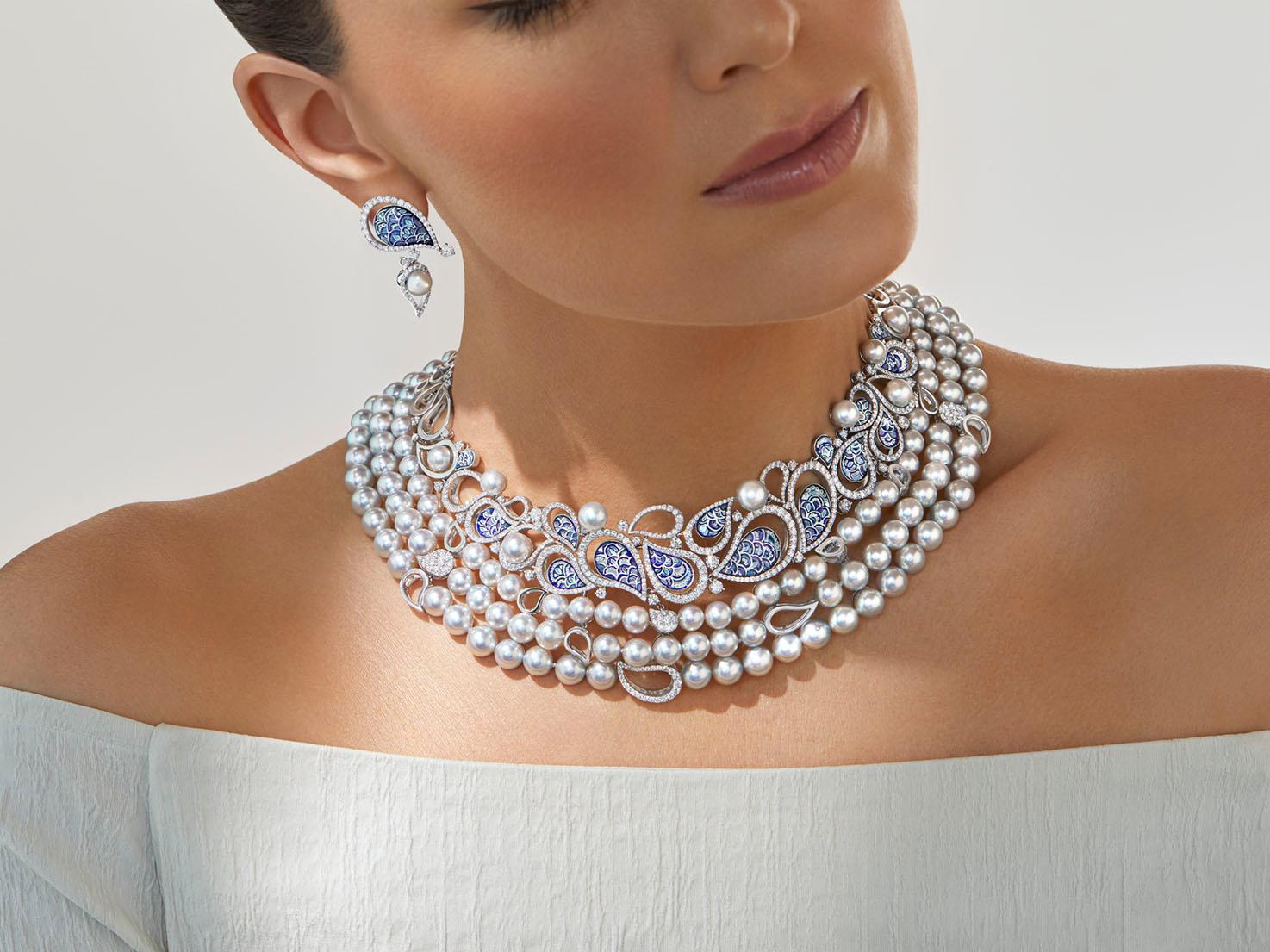 Stilvolle Halskette aus Weißgold mit weißen Diamanten, blauen japanischen Akoya-Perlen und Nano-Mosaik Damen im Angebot