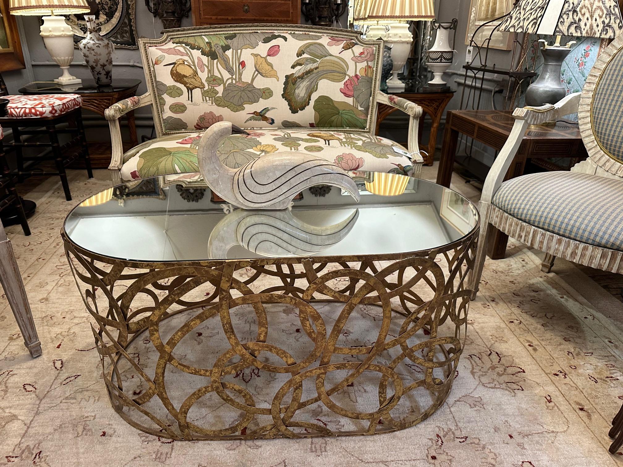 Table basse contemporaine oblongue en laiton et plateau en miroir. La base est en bronze patiné avec des cercles qui se chevauchent.
23.75