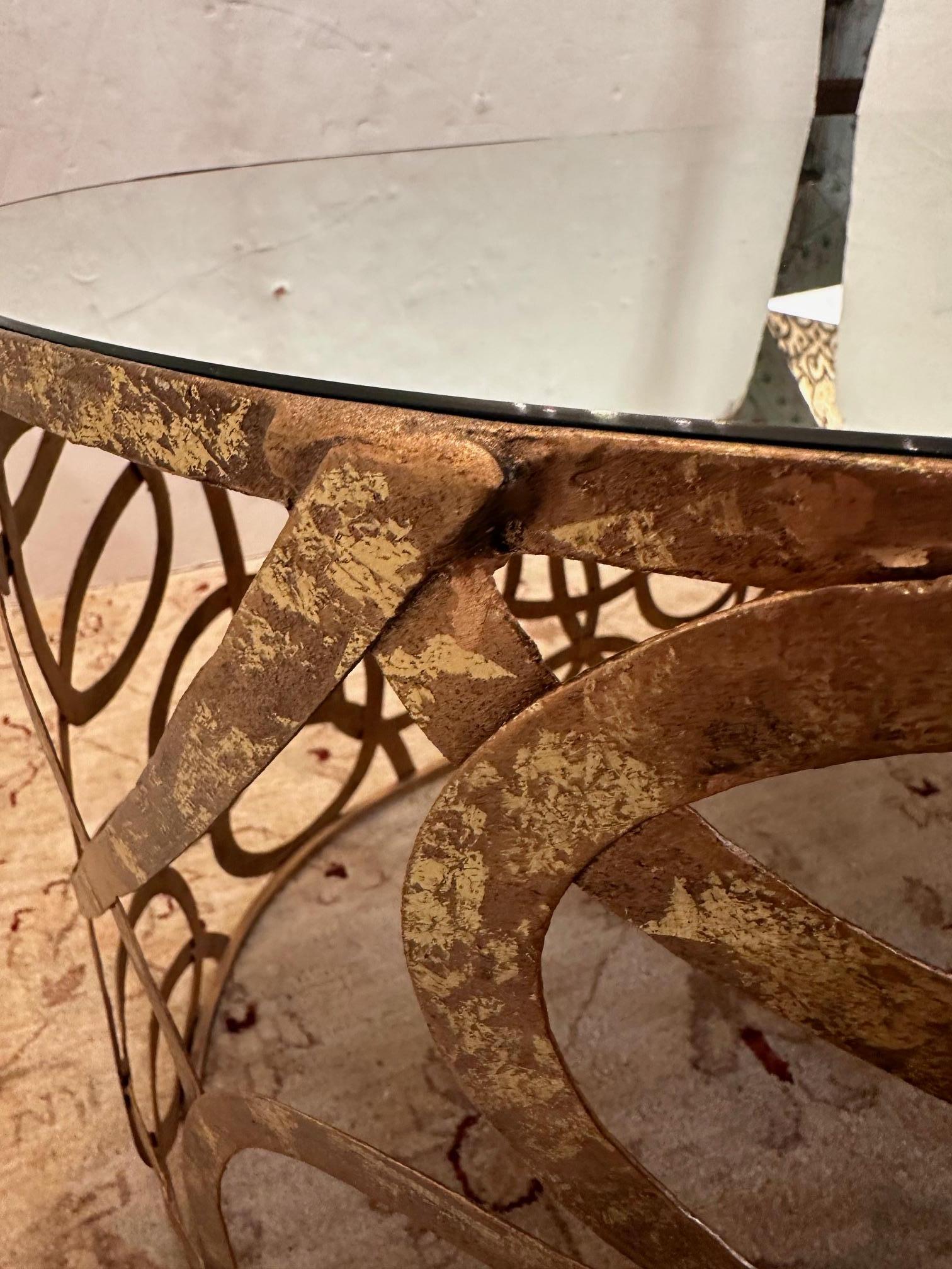 Moderne Table basse oblongue élégante avec plateau en miroir et base à motif circulaire en laiton en vente