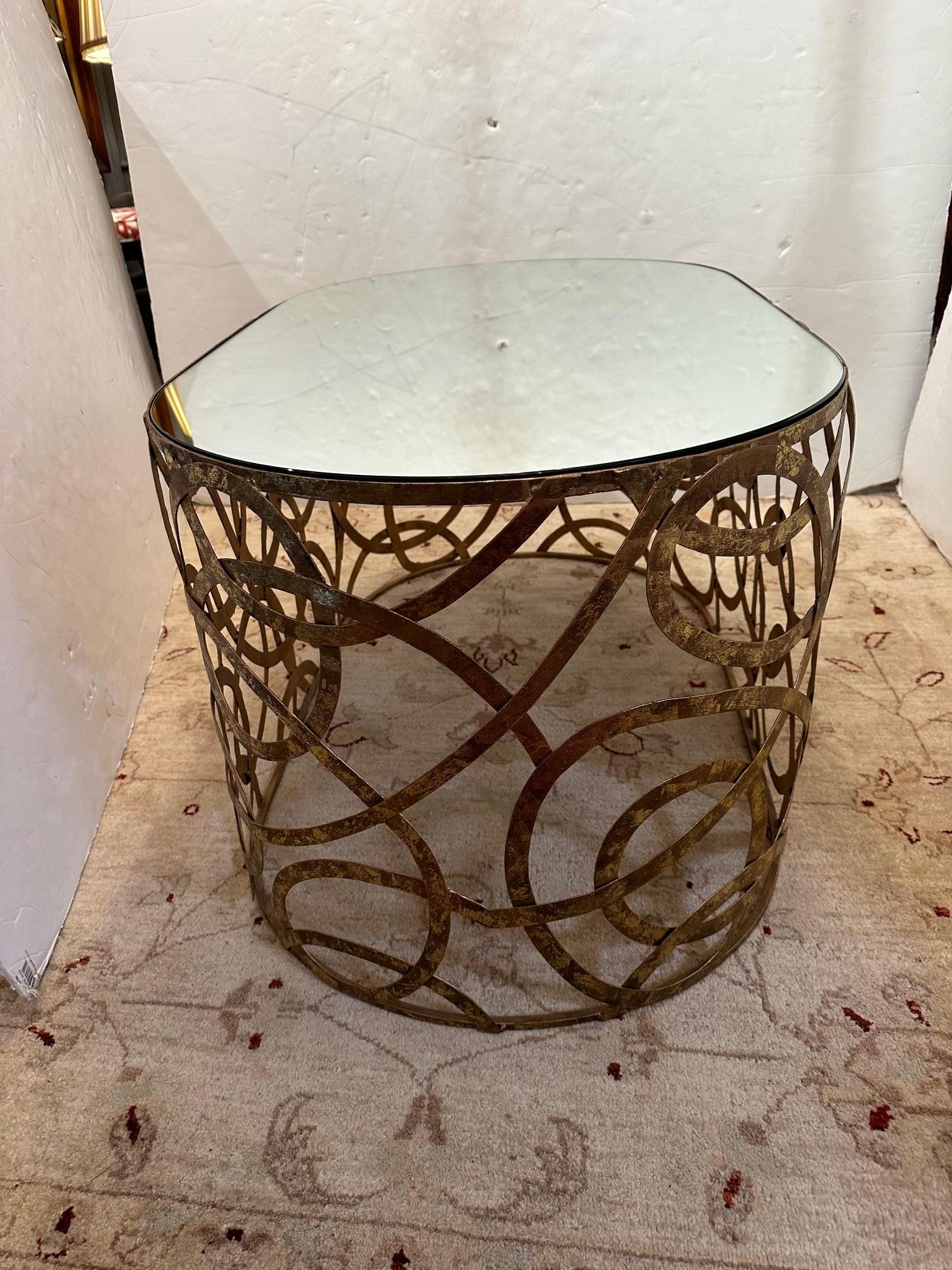 Américain Table basse oblongue élégante avec plateau en miroir et base à motif circulaire en laiton en vente