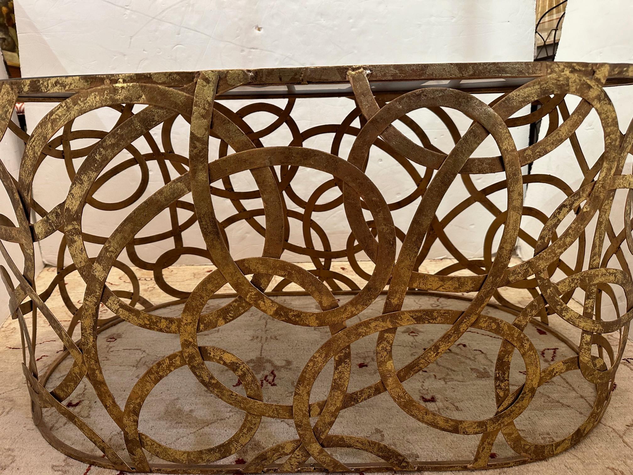 Table basse oblongue élégante avec plateau en miroir et base à motif circulaire en laiton Bon état - En vente à Hopewell, NJ