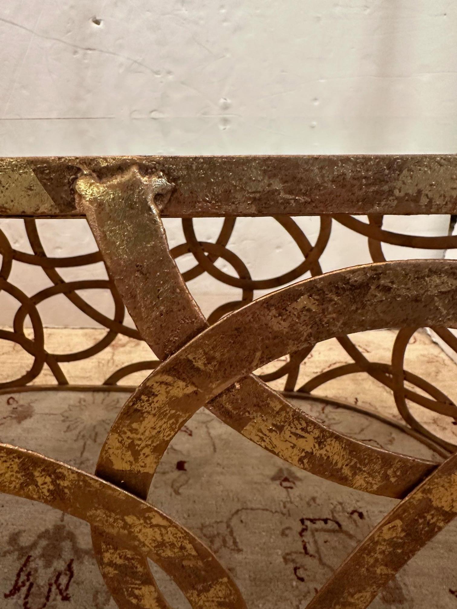XXIe siècle et contemporain Table basse oblongue élégante avec plateau en miroir et base à motif circulaire en laiton en vente