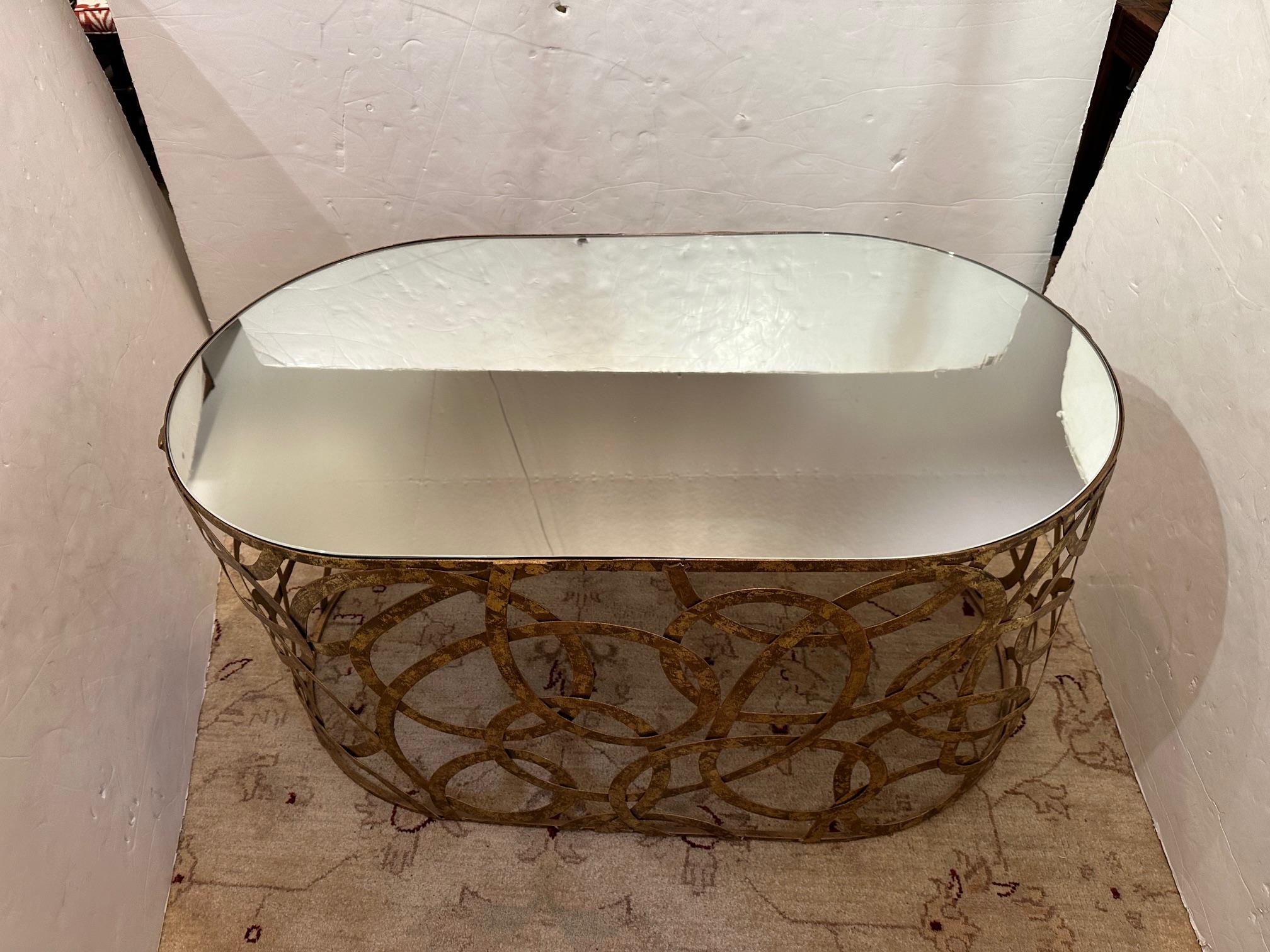 Laiton Table basse oblongue élégante avec plateau en miroir et base à motif circulaire en laiton en vente