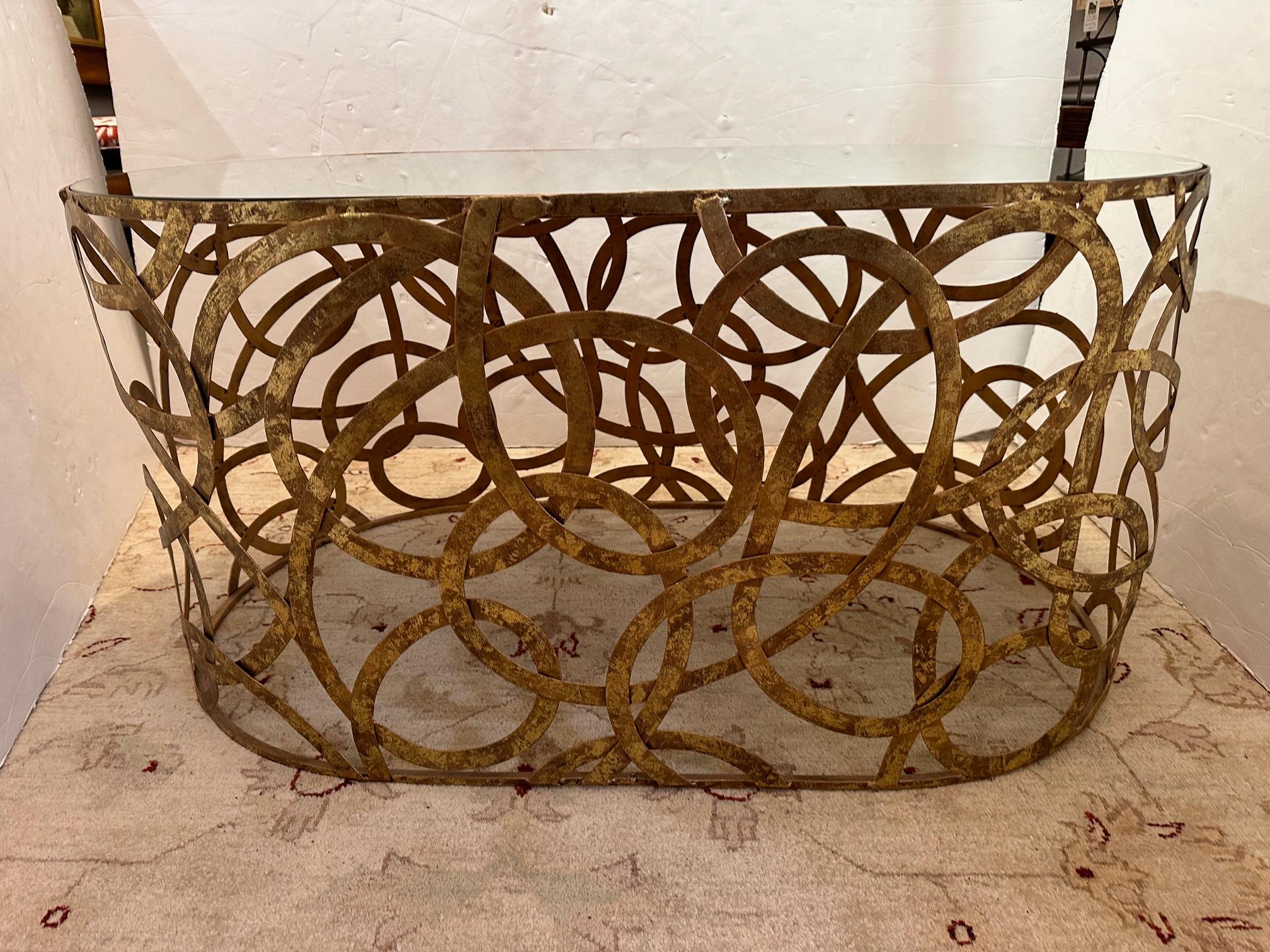 Table basse oblongue élégante avec plateau en miroir et base à motif circulaire en laiton en vente 1
