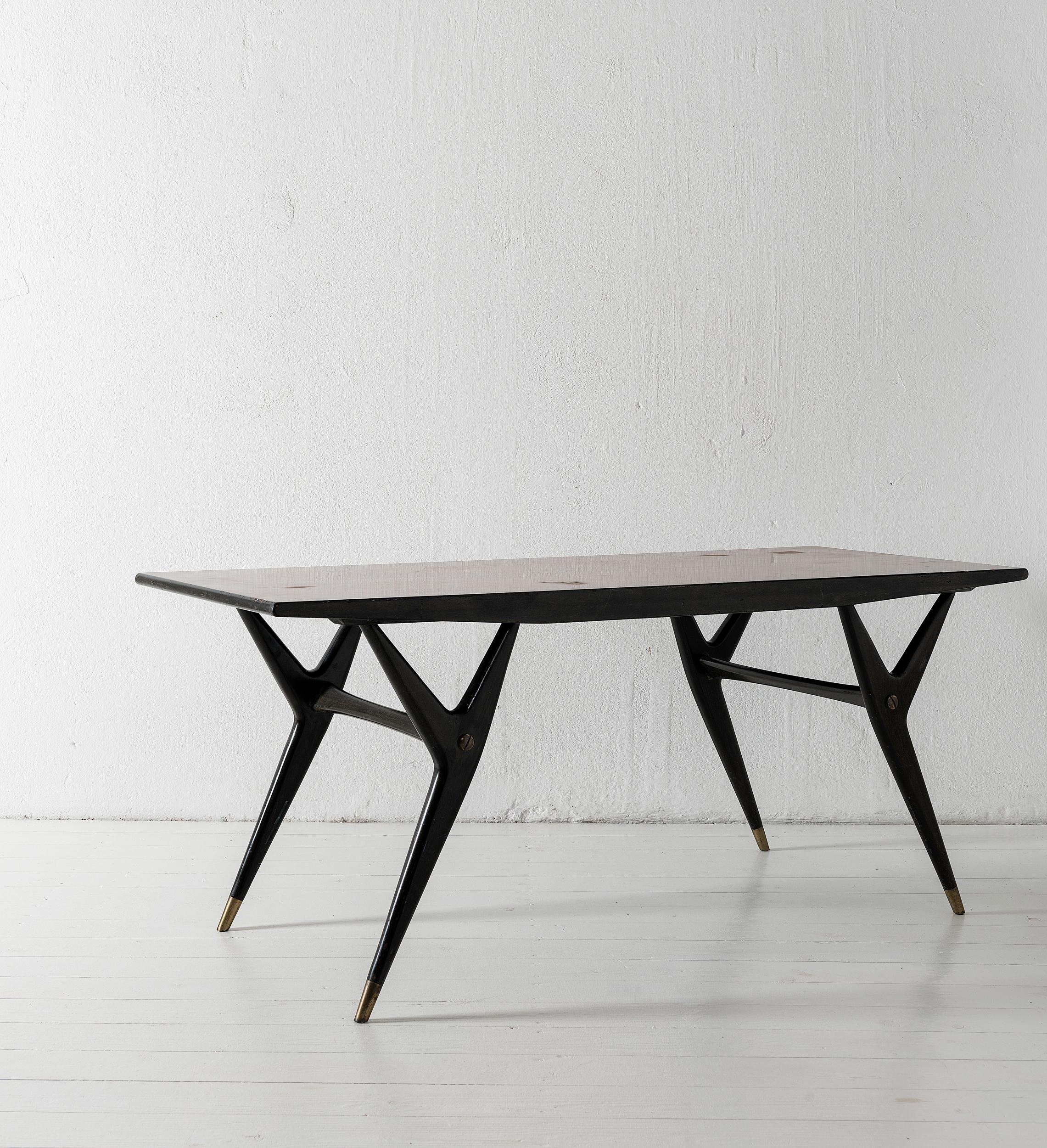 Élégante table basse originale au design des années 1950. 

Cette table chic probable a été produite en Scandinavie dans les années 1950. Cependant, son style est très proche de celui des dessins d'Ico Parisi. 

Nous pouvons supposer que le