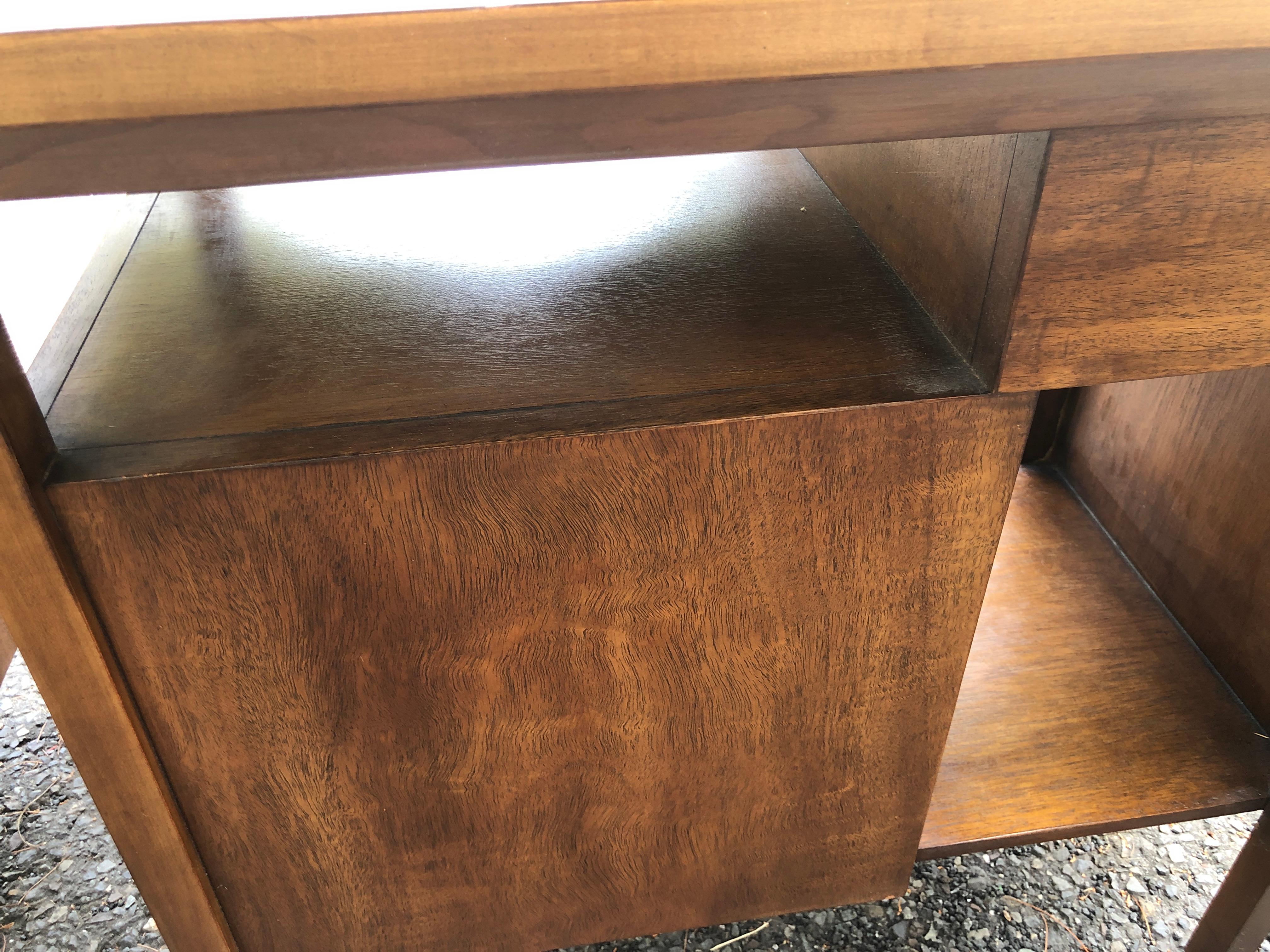 Stylish Pair John Widdicomb Walnut Night Stands Mid Century Modern  For Sale 6