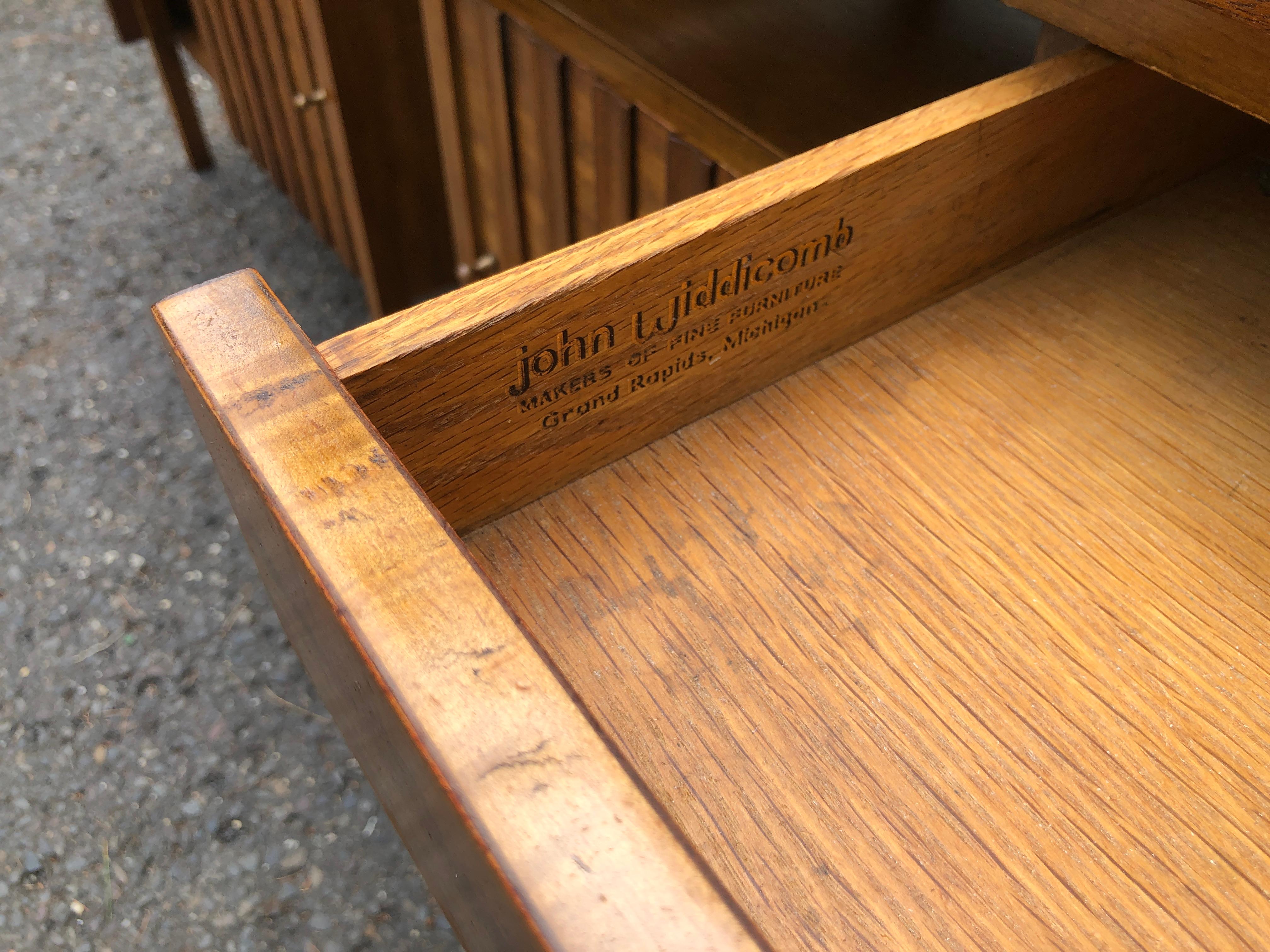 Stylish Pair John Widdicomb Walnut Night Stands Mid Century Modern In Good Condition For Sale In Pemberton, NJ