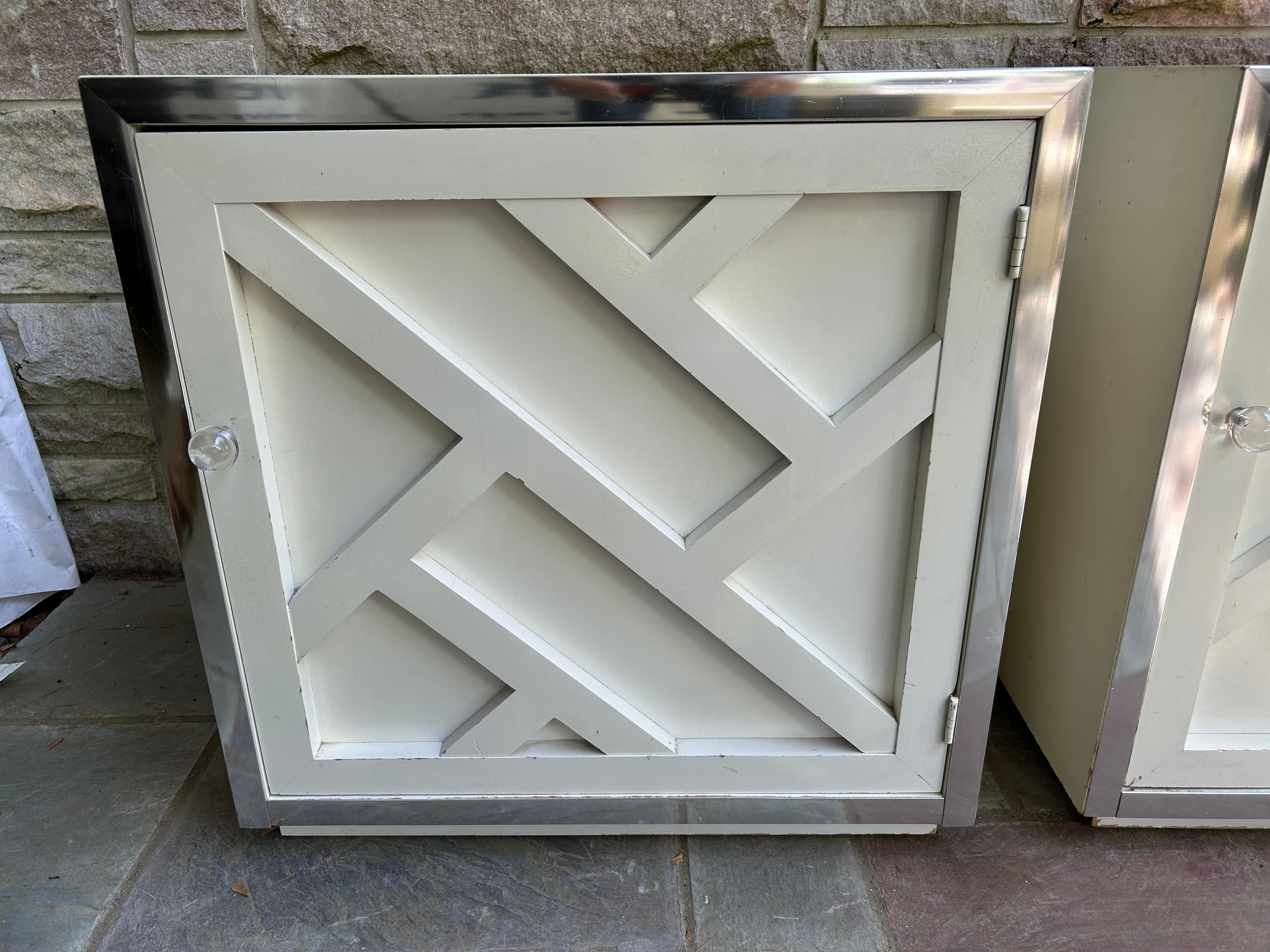 Stylish Pair Lattice Front Chrome Lacquered Night Stands Mid-century Modern In Good Condition For Sale In Pemberton, NJ