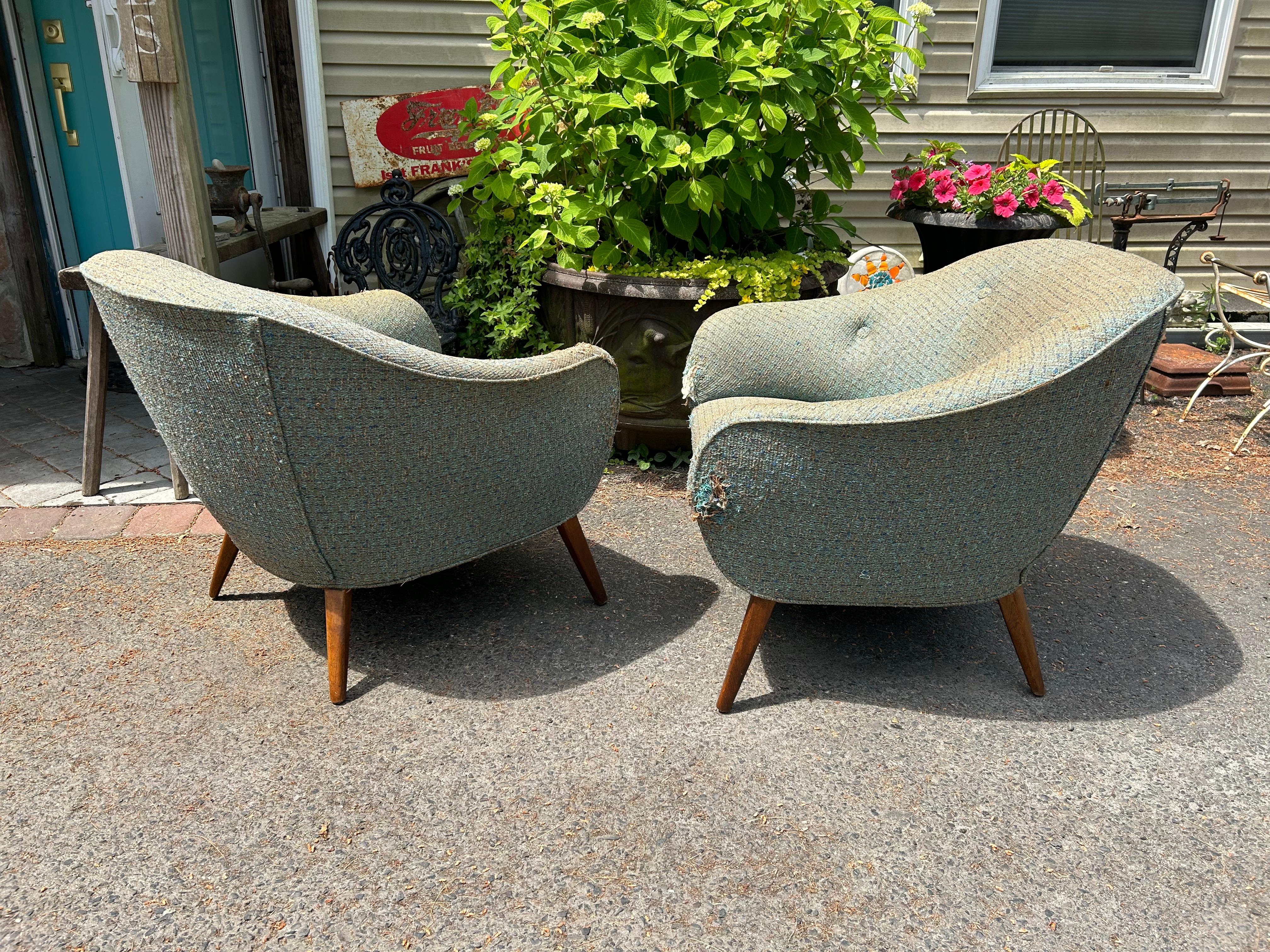 Paire de fauteuils de salon élégants de style Lawrence Peabody à pieds évasés et dossier baril en vente 3