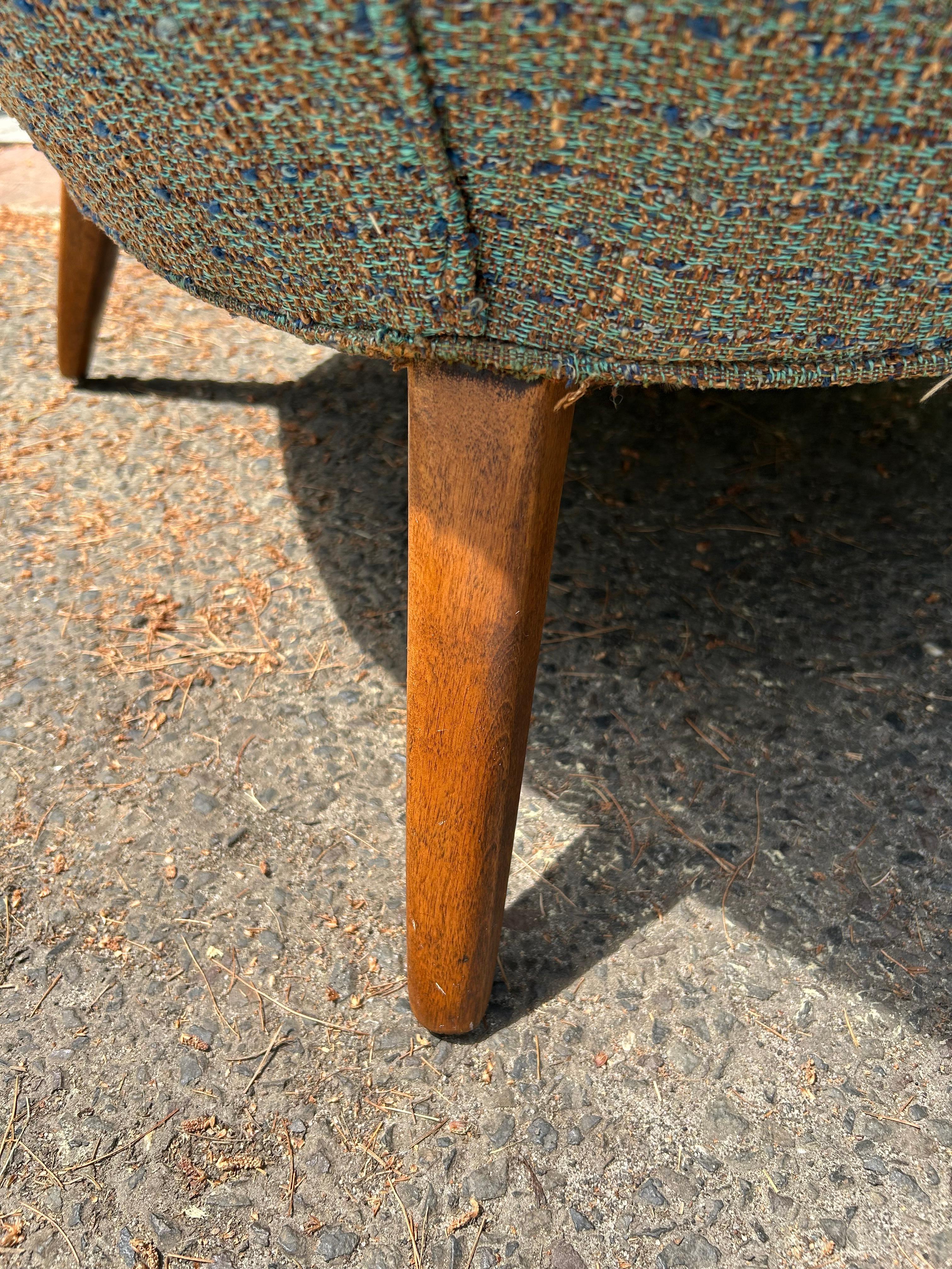 Paire de fauteuils de salon élégants de style Lawrence Peabody à pieds évasés et dossier baril en vente 4