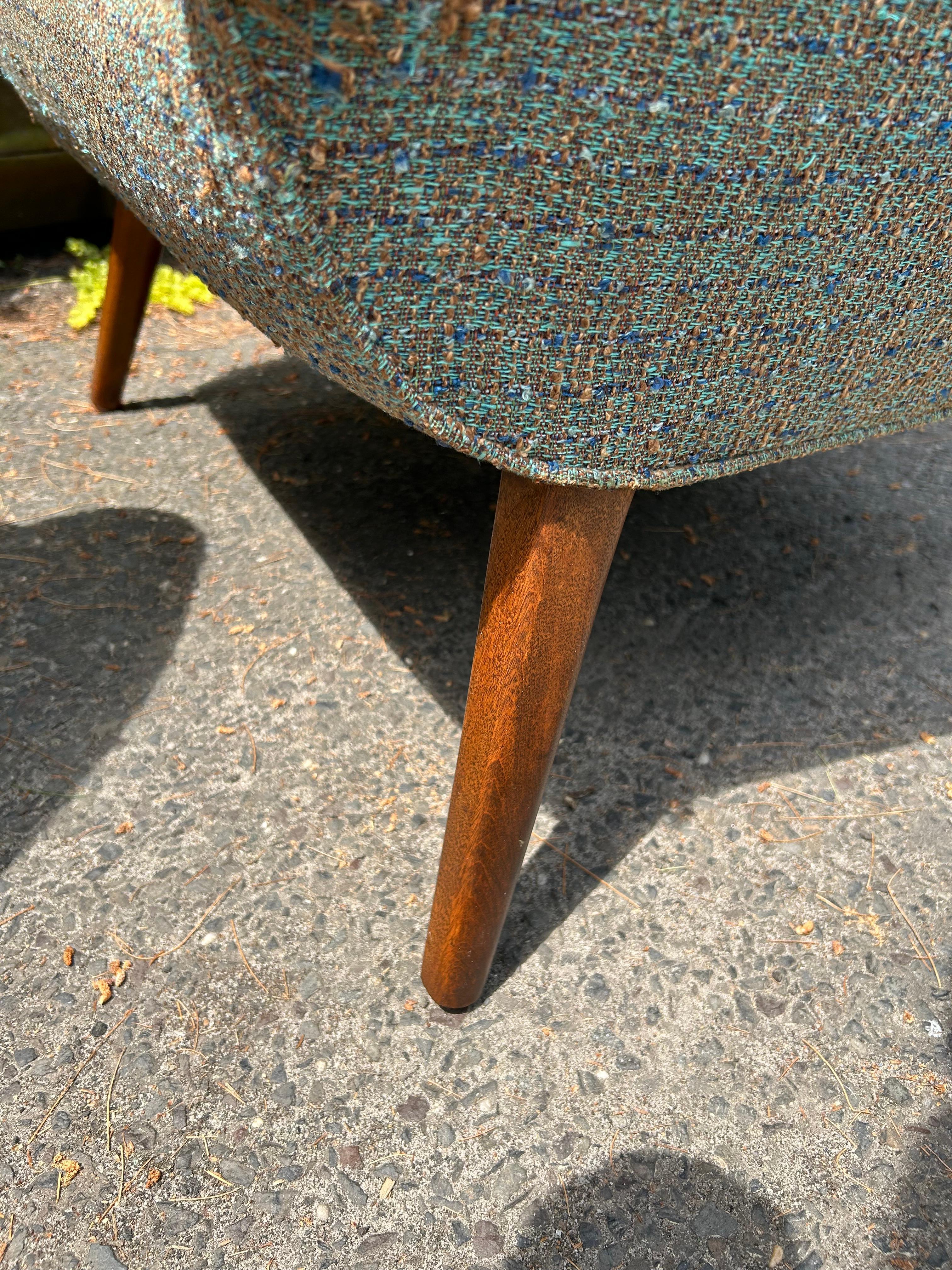 Paire de fauteuils de salon élégants de style Lawrence Peabody à pieds évasés et dossier baril en vente 5