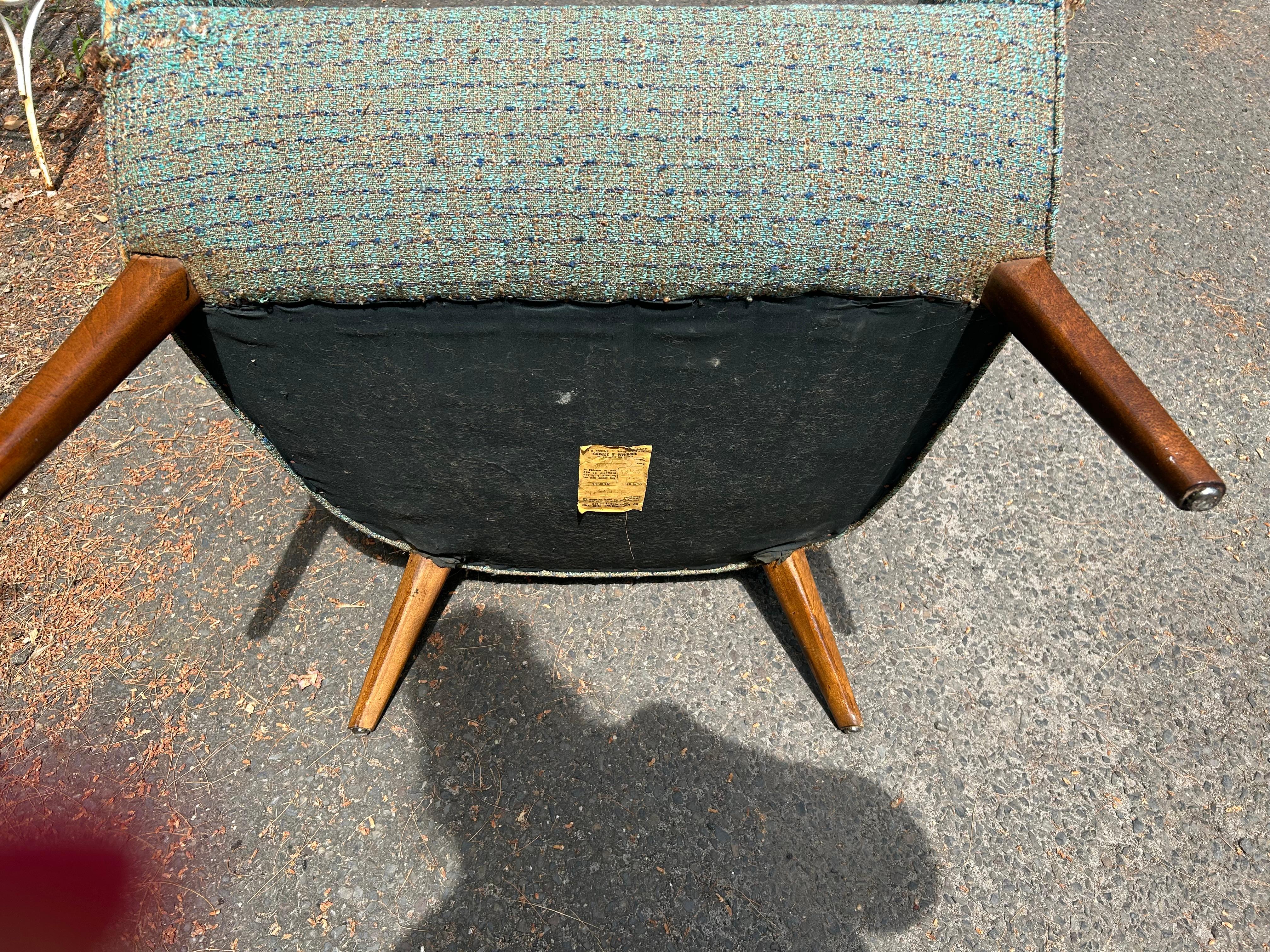 Paire de fauteuils de salon élégants de style Lawrence Peabody à pieds évasés et dossier baril en vente 7