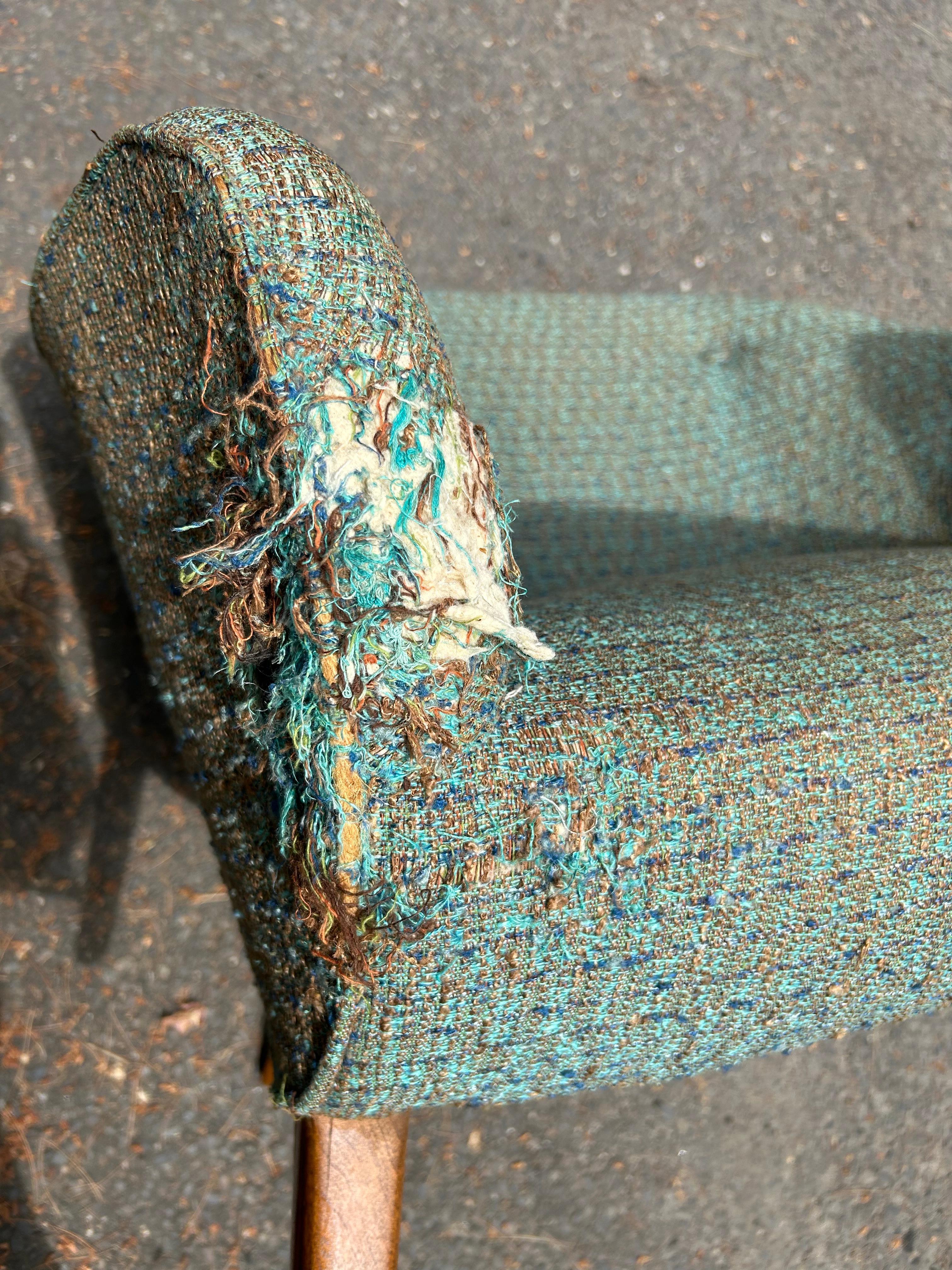 Paire de fauteuils de salon élégants de style Lawrence Peabody à pieds évasés et dossier baril en vente 8