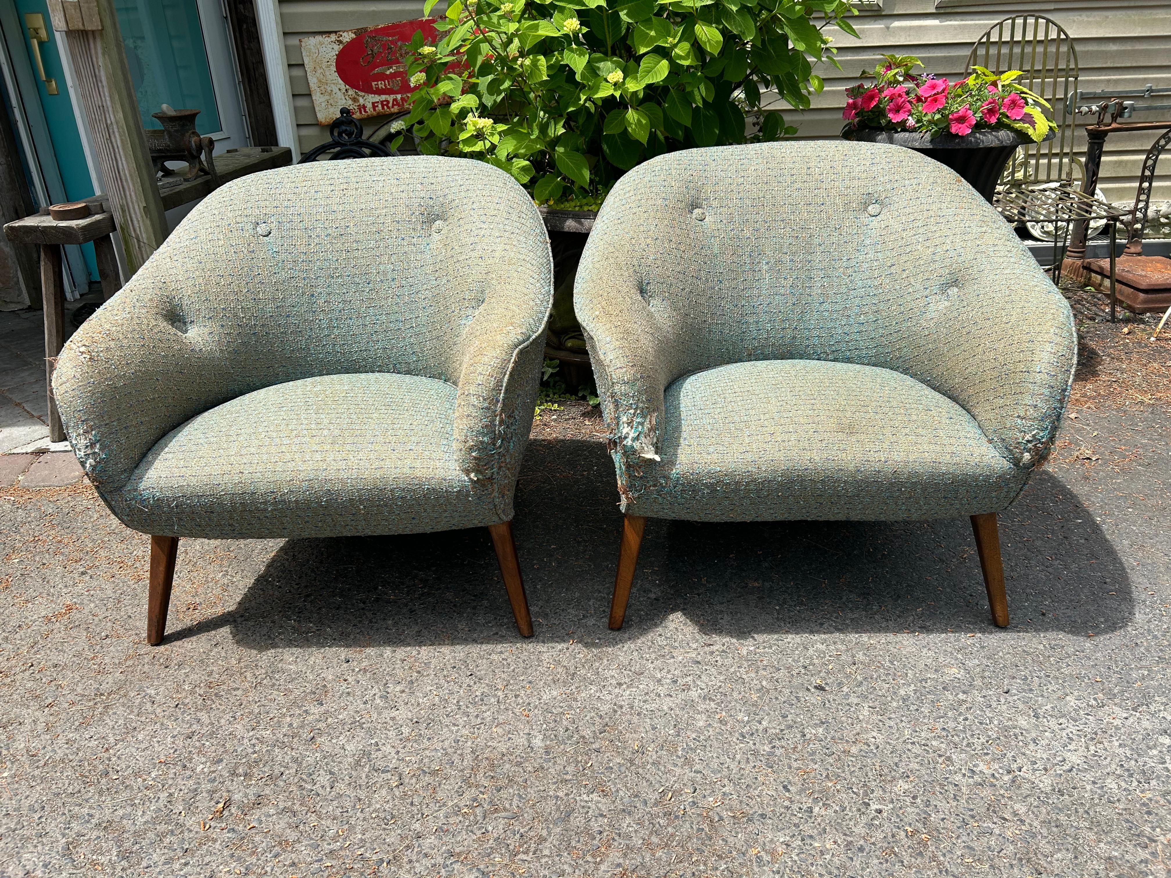 Paire de chaises longues à dossier en tonneau de style Lawrence Peabody.  Cette paire aura certainement besoin d'être retapissée, mais la mousse et les ressorts sont encore confortables et doux.  Nous adorons les pieds larges et évasés qui leur