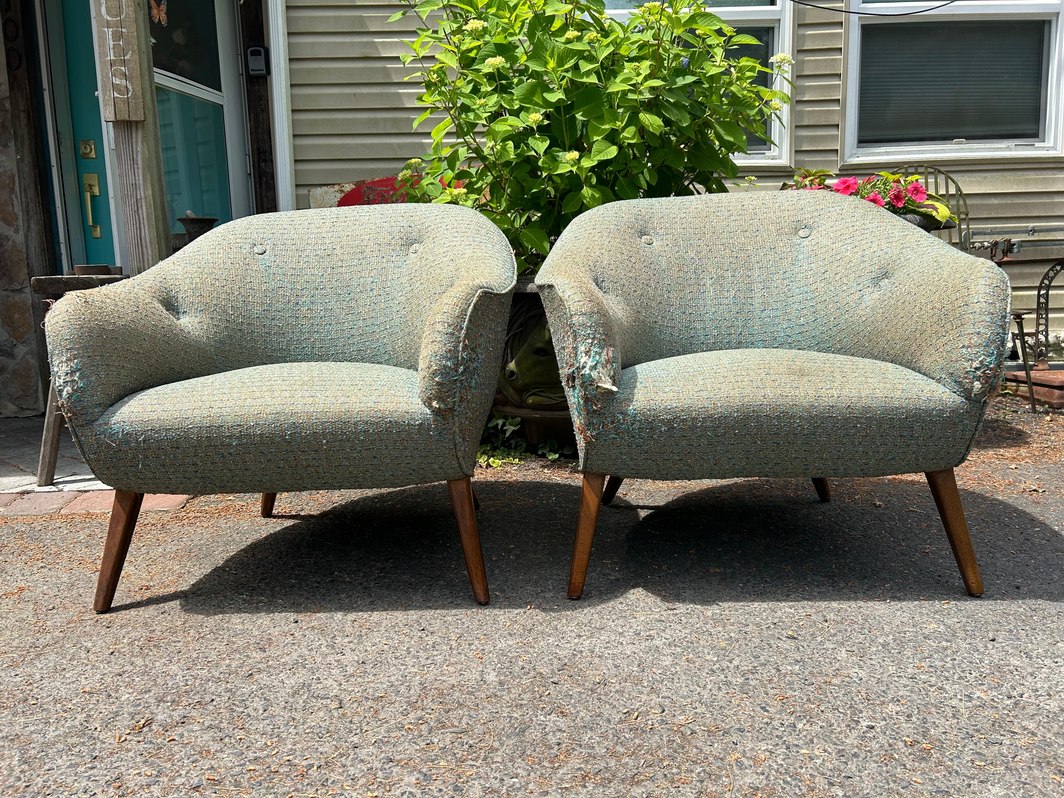 Mid-Century Modern Paire de fauteuils de salon élégants de style Lawrence Peabody à pieds évasés et dossier baril en vente