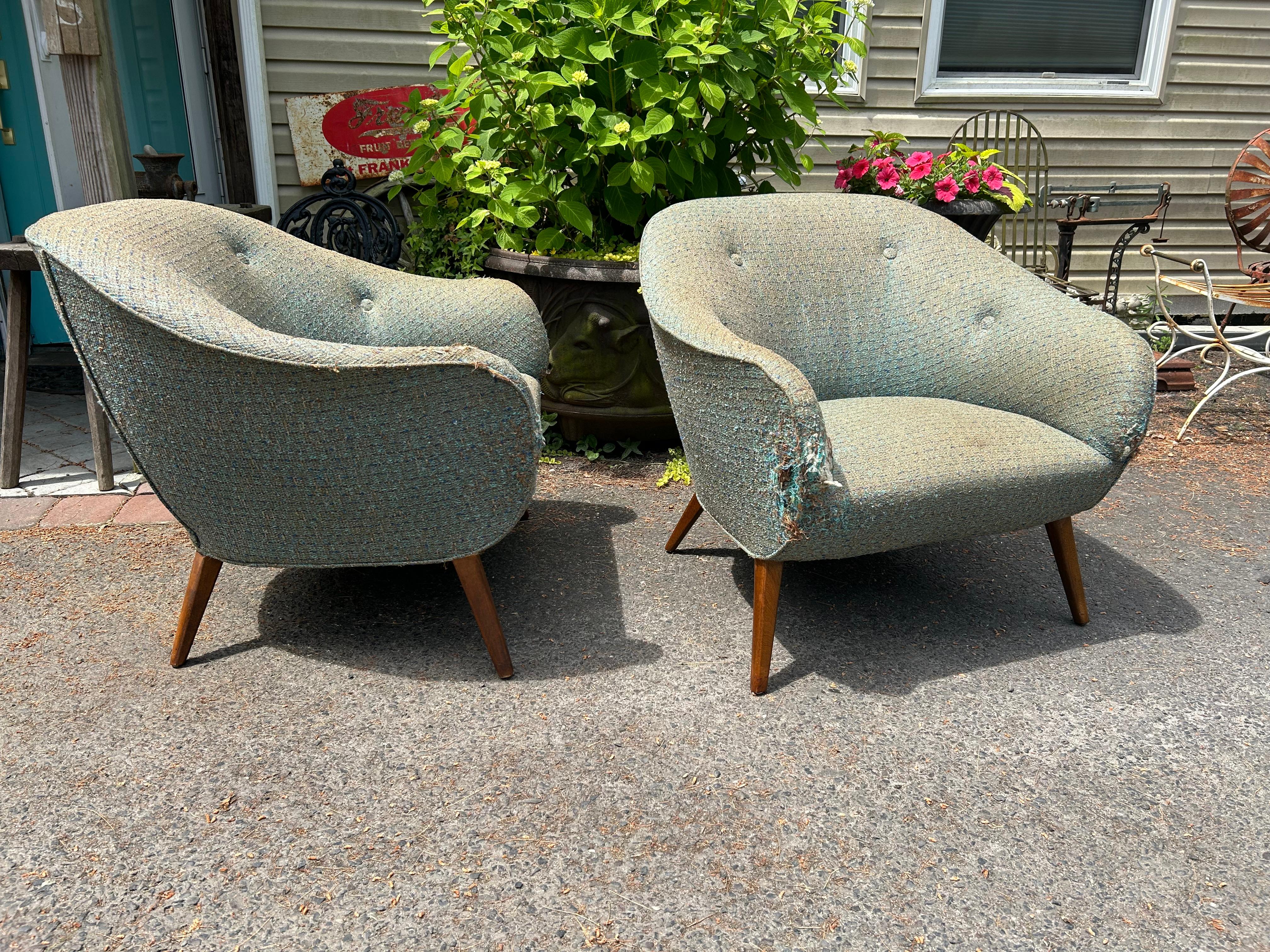 Américain Paire de fauteuils de salon élégants de style Lawrence Peabody à pieds évasés et dossier baril en vente