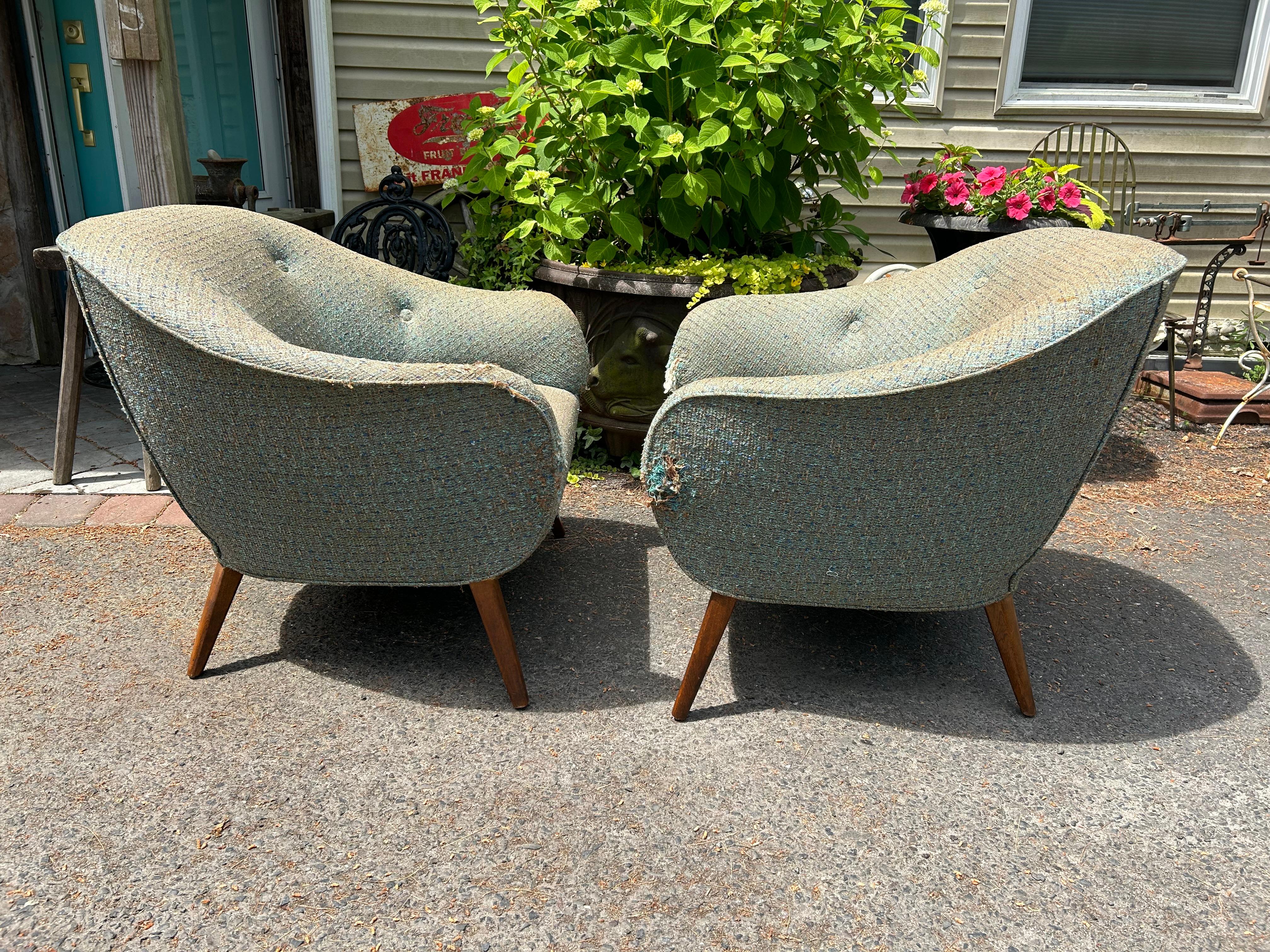 Paire de fauteuils de salon élégants de style Lawrence Peabody à pieds évasés et dossier baril Bon état - En vente à Pemberton, NJ