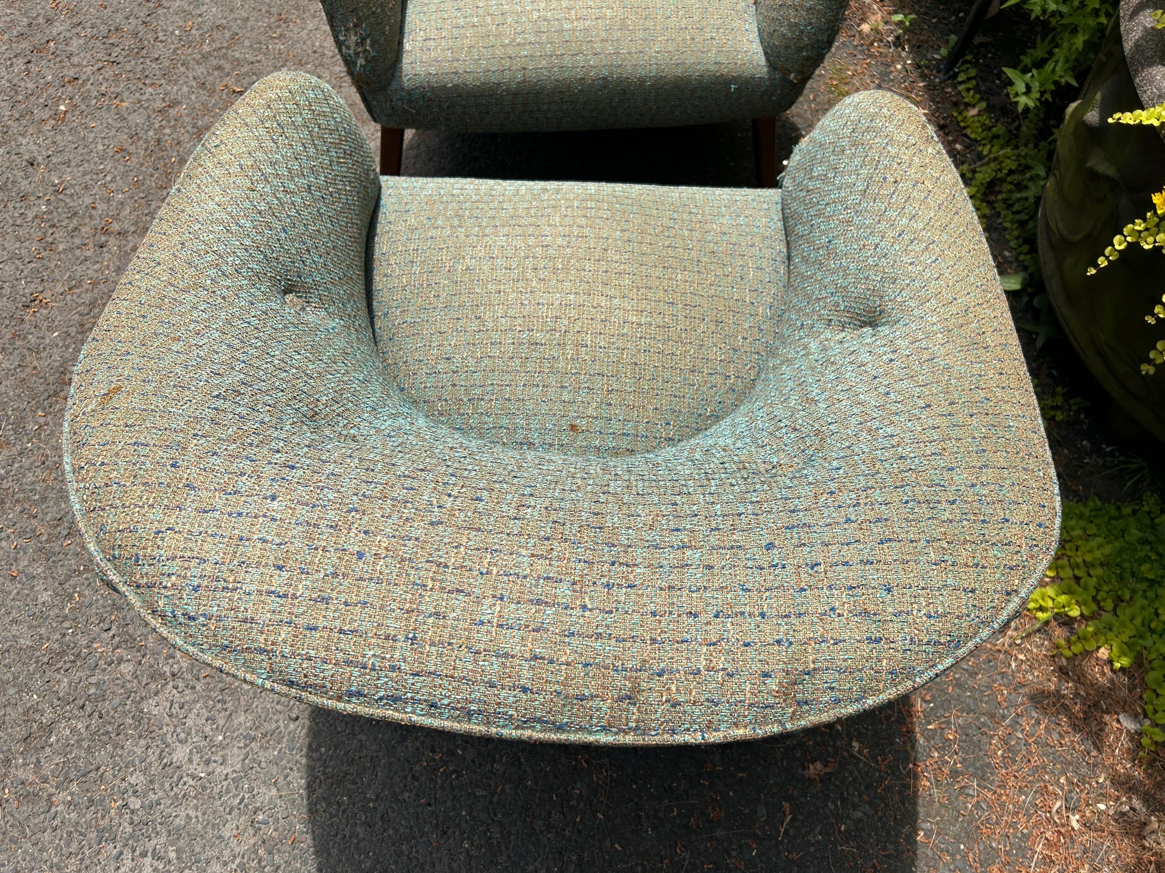 Paire de fauteuils de salon élégants de style Lawrence Peabody à pieds évasés et dossier baril en vente 1