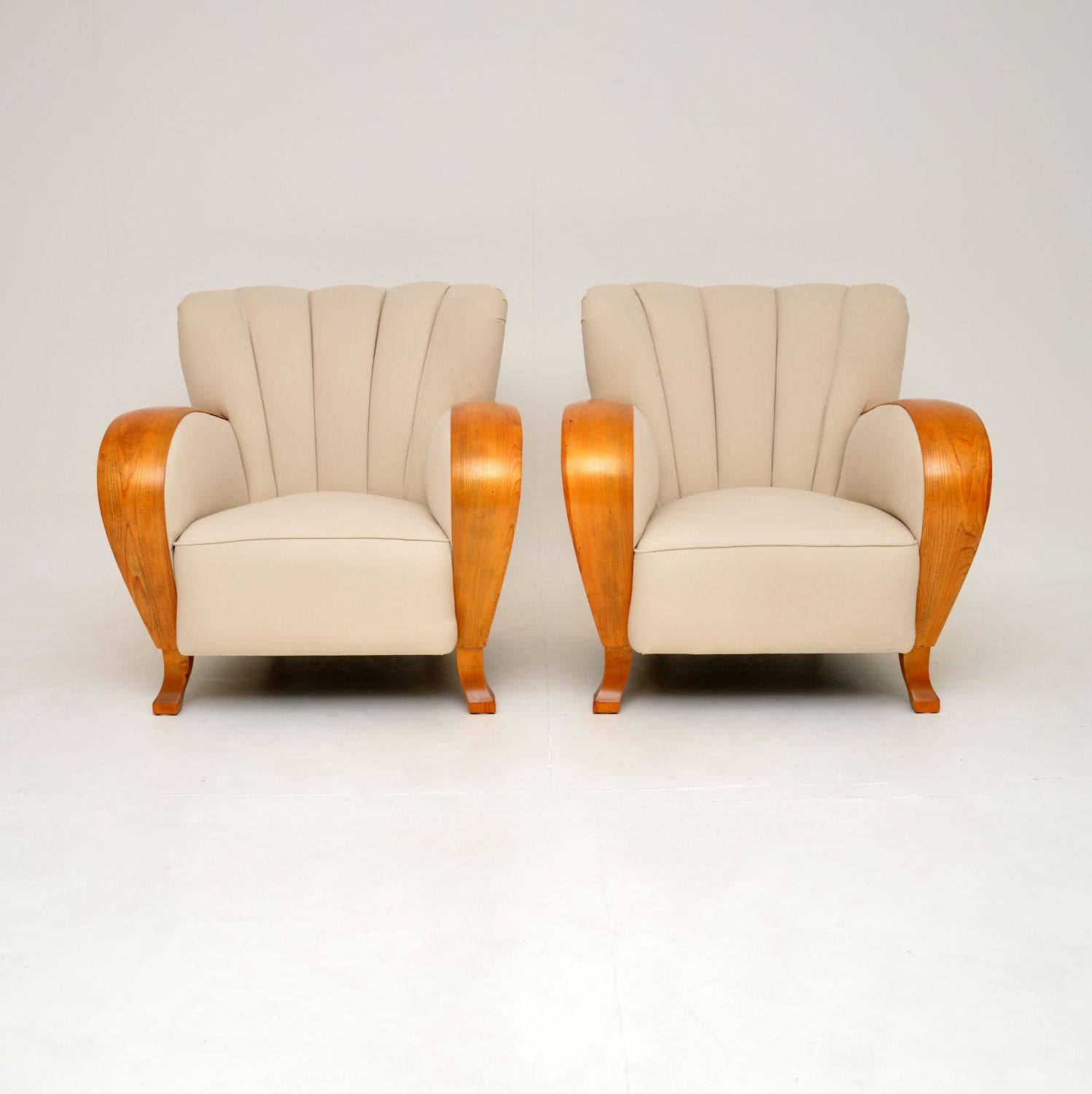 Une paire de fauteuils Art Déco aux accoudoirs en orme, absolument stupéfiante et très élégante. Ils ont été fabriqués en Suède, nous les avons récemment importés et ils datent des années 1920-30.

Ils ont des proportions généreuses et sont d'une