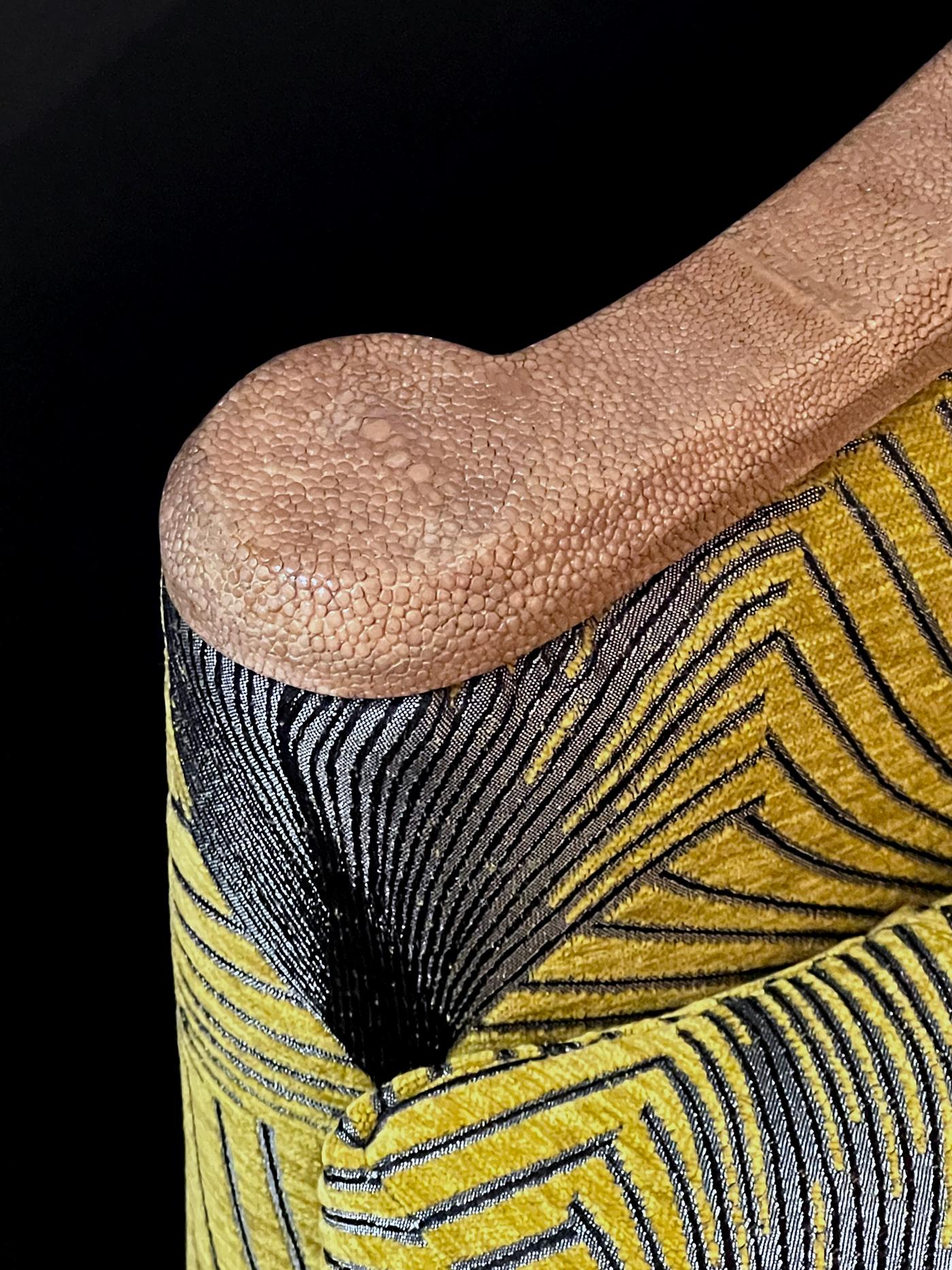 Elegante Pareja de Bergeres de Shagreen con Respaldo de Barril de Estilo Art Decó de Lx Rossi en Nuevo estado para la venta en San Francisco, CA