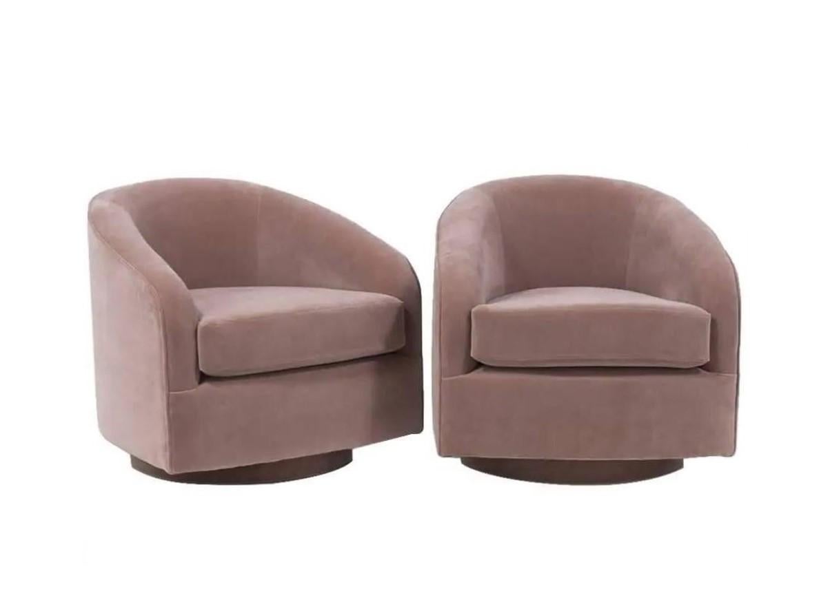 Sit back and relax in these excellently proportioned and fantastically comfortable pair of swivel club/lounge chairs in the style of Milo Baughman, 1970s. Graceful silhouette these chairs are a classic with a fresh spin. Frames made from wood, the