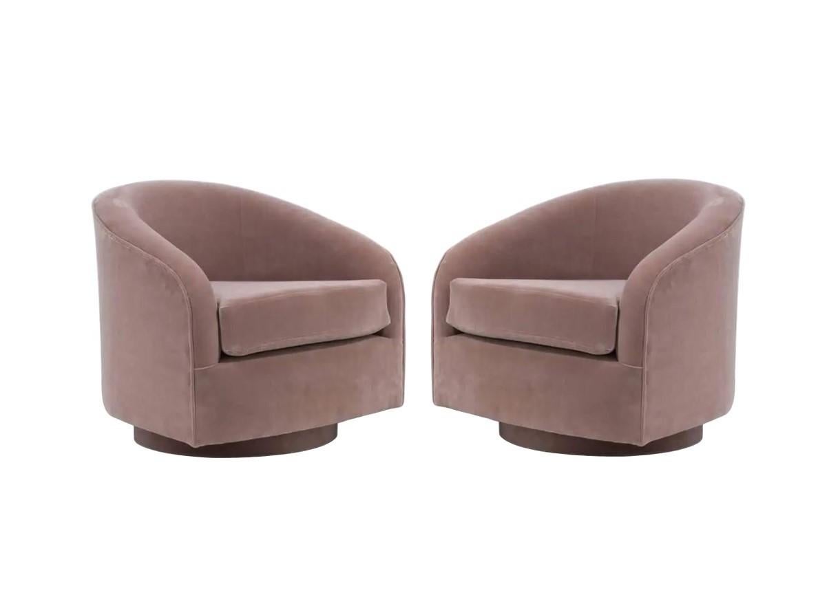 Stylish Pair of Blush Pink Swivel Armchairs, 1970s In Excellent Condition For Sale In Dallas, TX