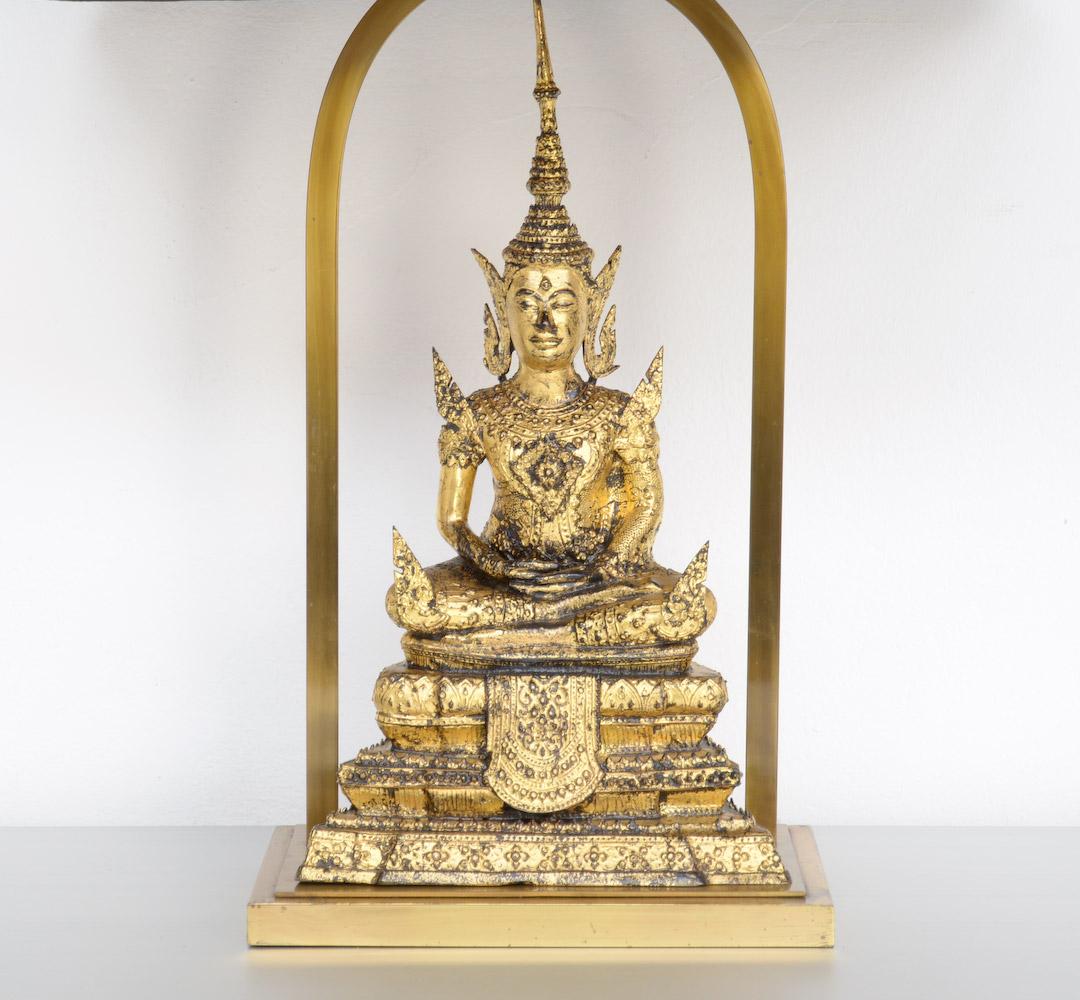 This impressive pair of gilded brass Buddha table lamps can be dated in the 1970s.
The gilded brass Buddha sculptures (43 cm) are made with an eye for detail, they are placed in a copper framework and covered by the brown silk lampshade.
These