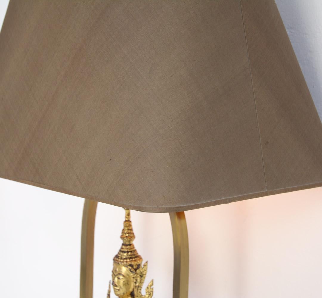 Stilvolles Paar Buddha-Tischlampen aus vergoldeter Bronze (Belgisch) im Angebot