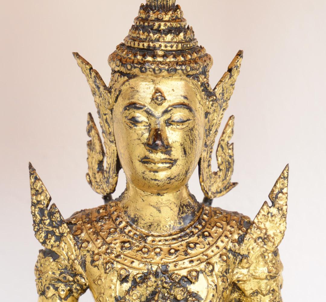 Stilvolles Paar Buddha-Tischlampen aus vergoldeter Bronze (Messing) im Angebot