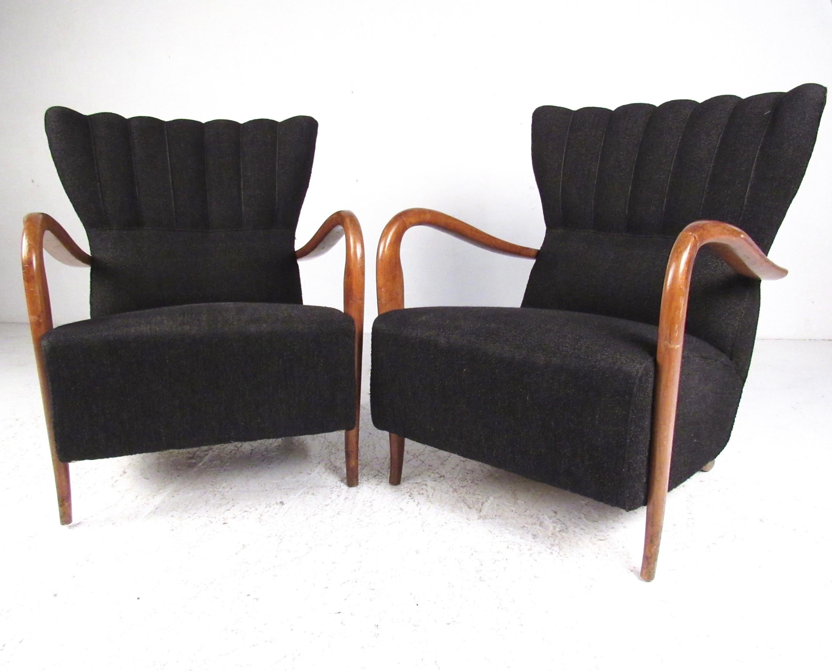 Mid-Century Modern Stylish Pair of Italian Modern Armchairs in the style of Paolo Buffa