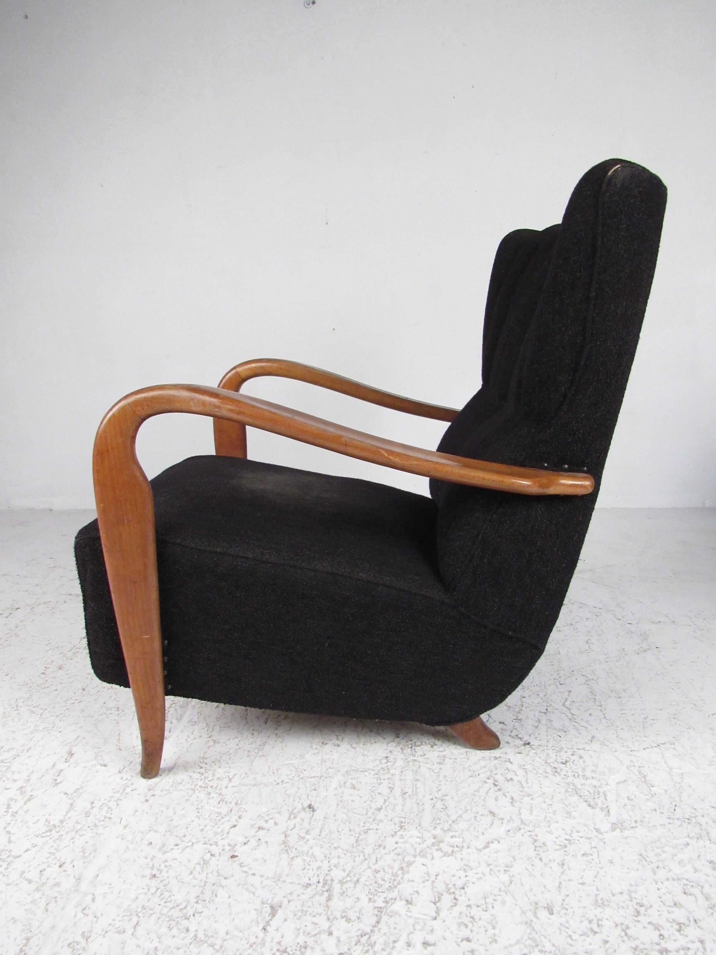 Mid-20th Century Stylish Pair of Italian Modern Armchairs in the style of Paolo Buffa