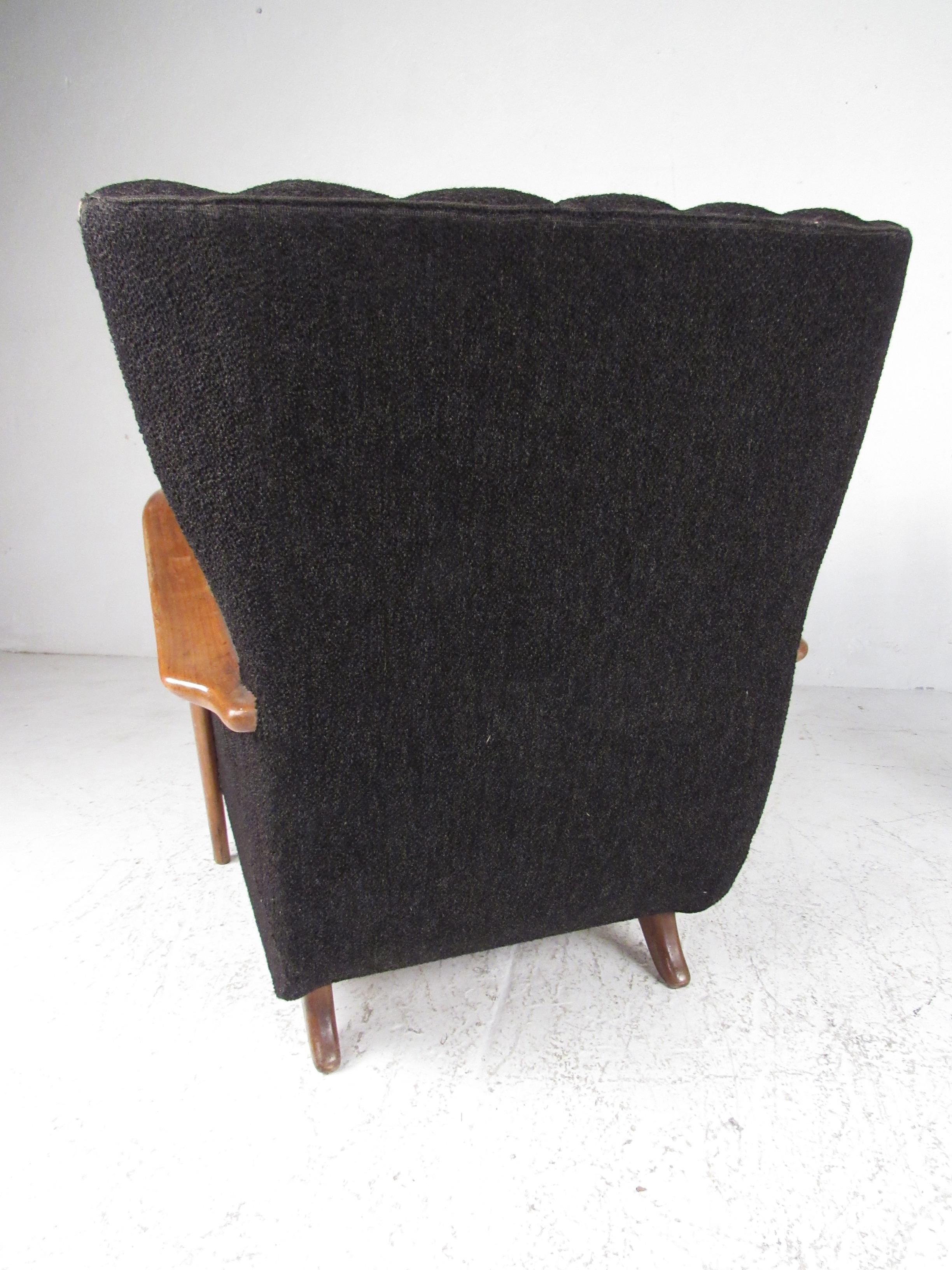 Stylish Pair of Italian Modern Armchairs in the style of Paolo Buffa 1