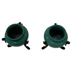 Paire de vases de poterie italienne dans des cadres en fer forgé à la main