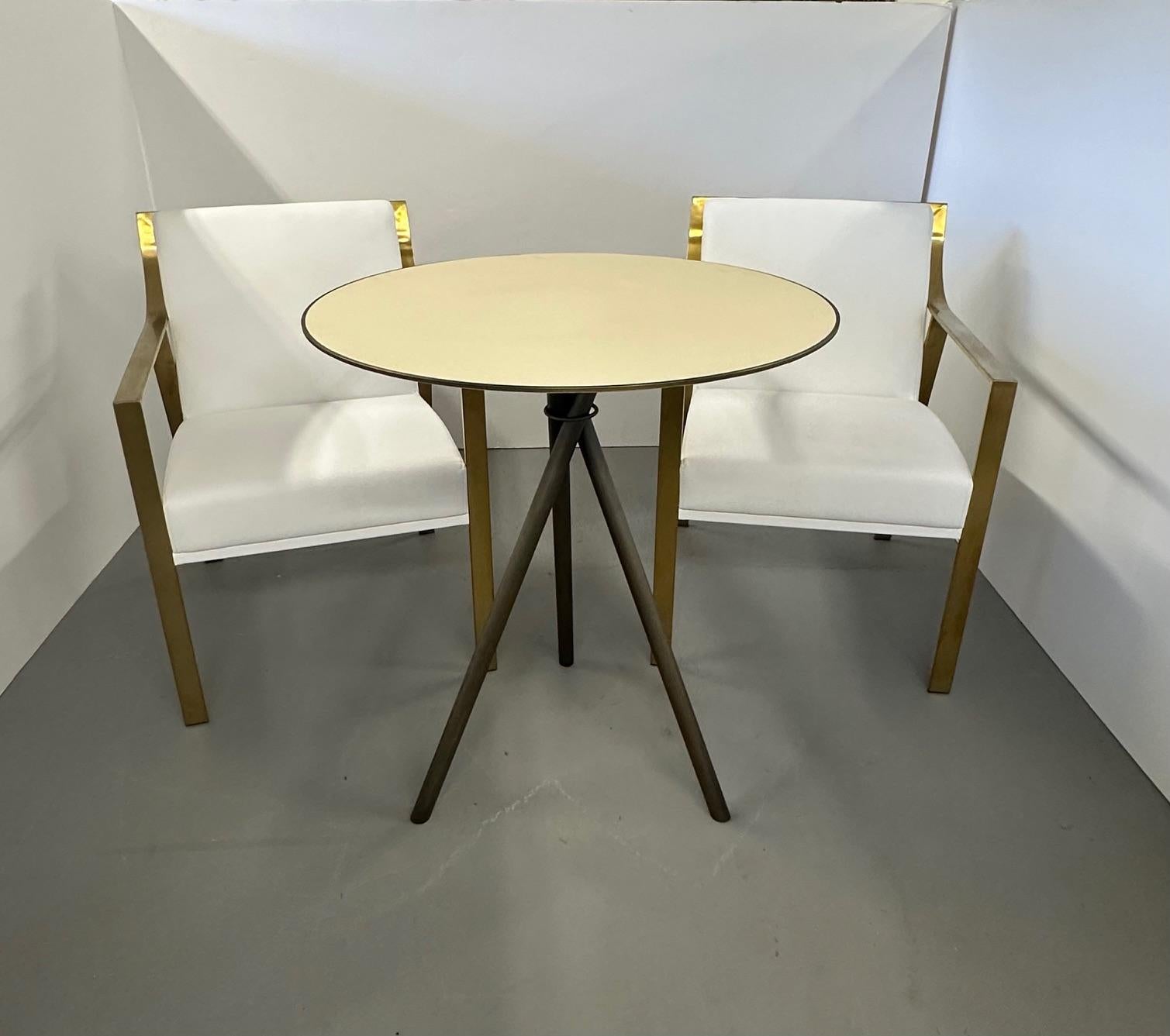 Pareja de glamurosos sillones club contemporáneos de piel sintética blanca con brazos y patas de metal dorado.  Mucho aspecto por el precio, y cómodo.
Altura del brazo 24,5 