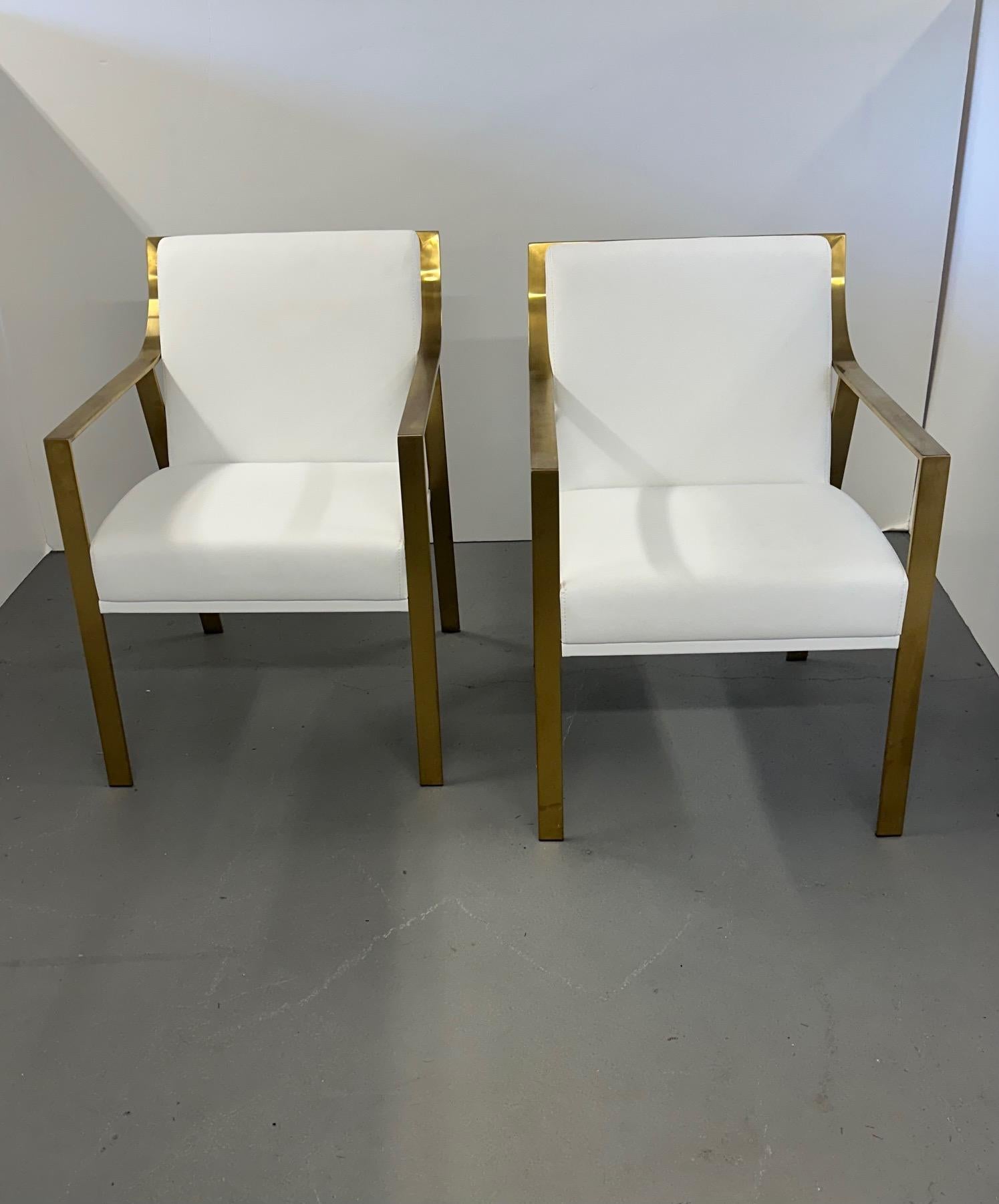 Elegante pareja de modernos sillones Club de piel sintética blanca y metal dorado Moderno en venta
