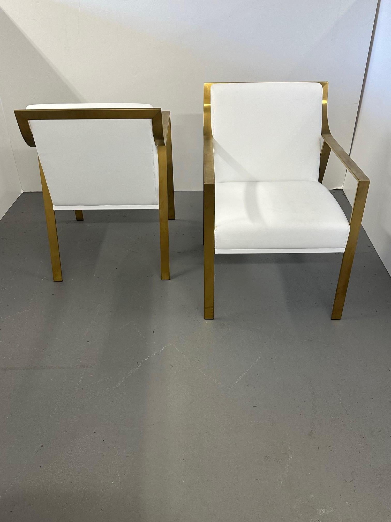 Elegante pareja de modernos sillones Club de piel sintética blanca y metal dorado Estadounidense en venta