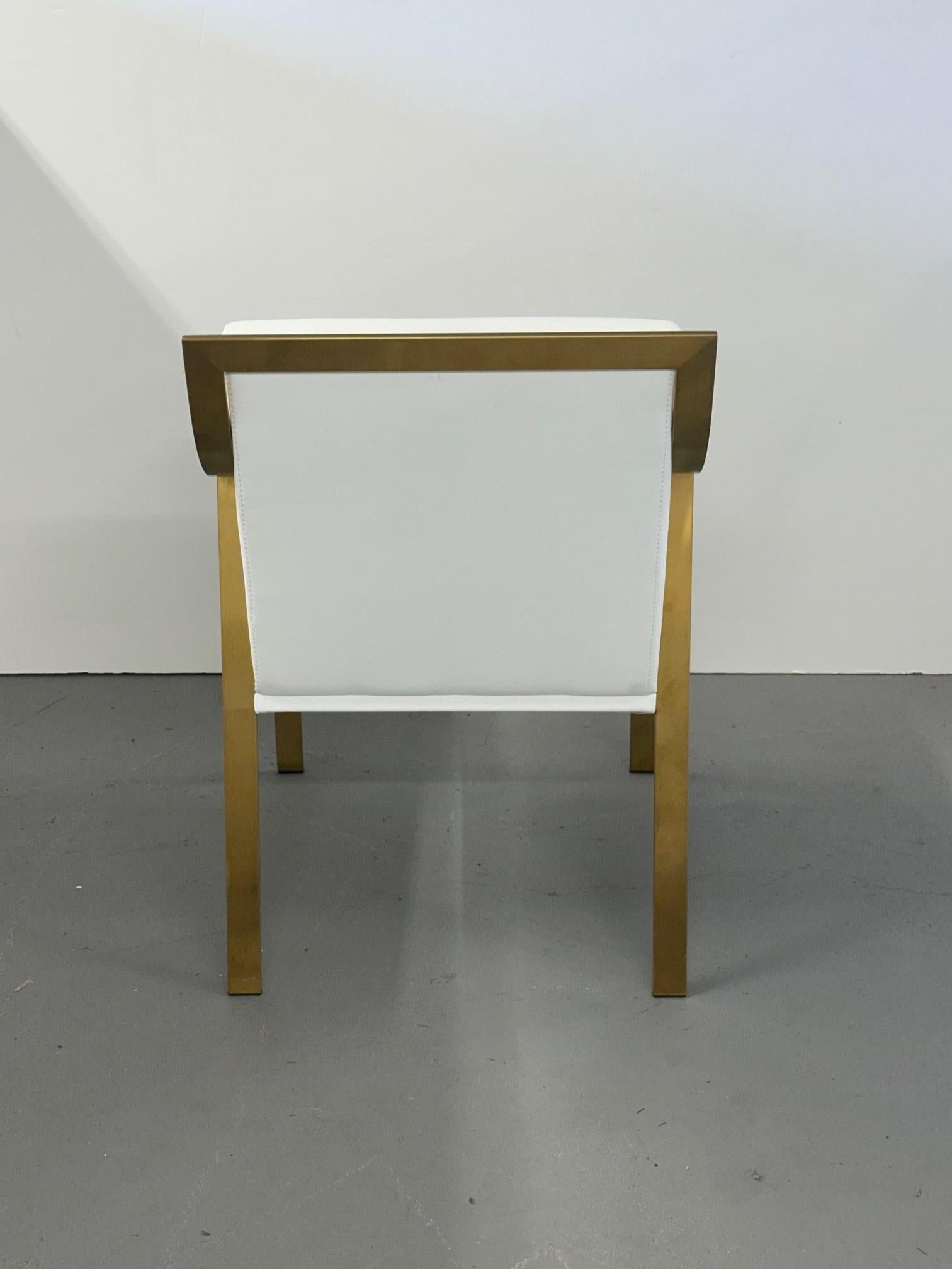 Elegante pareja de modernos sillones Club de piel sintética blanca y metal dorado en Bueno estado para la venta en Hopewell, NJ