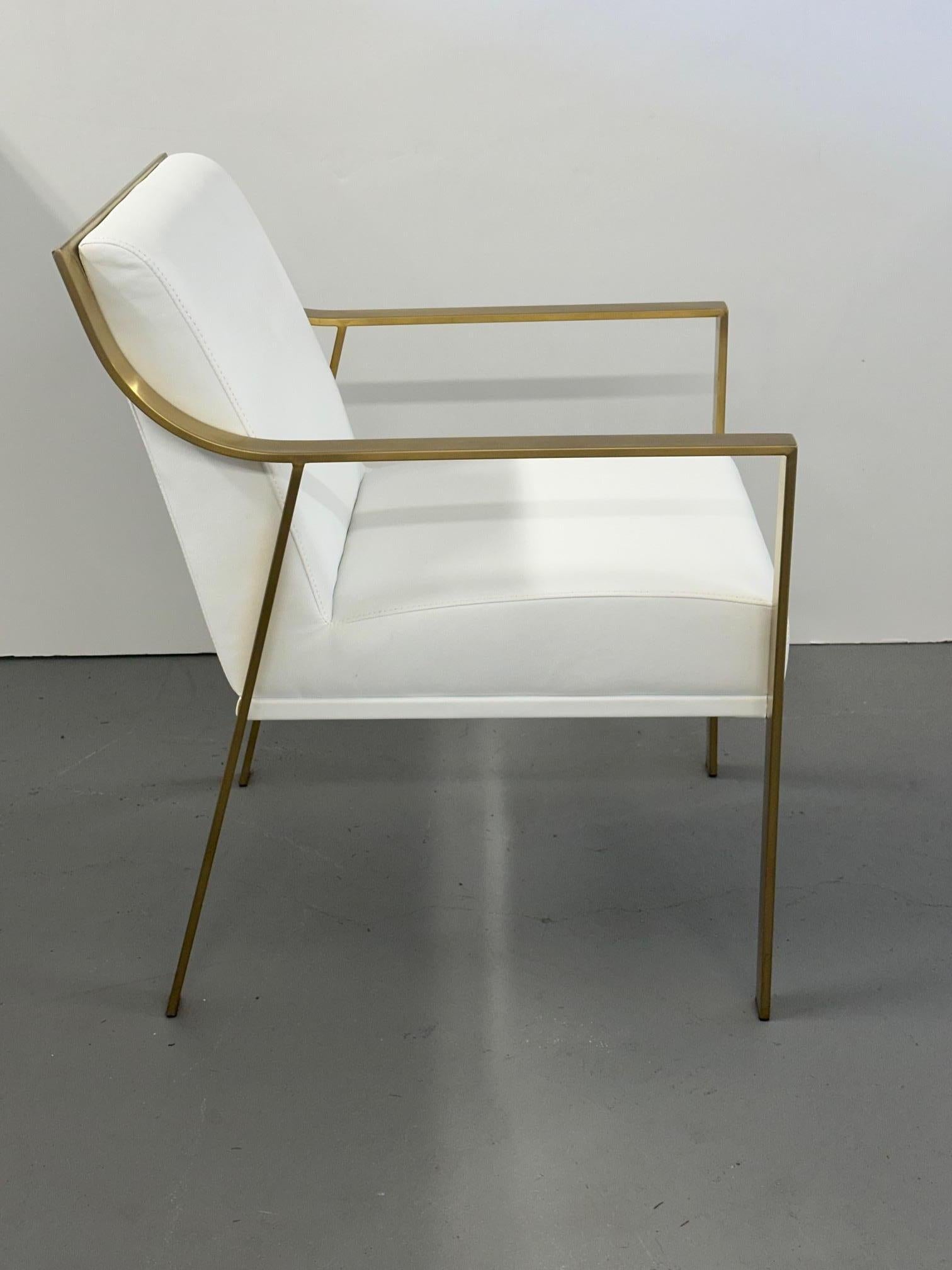 Elegante pareja de modernos sillones Club de piel sintética blanca y metal dorado Metal en venta