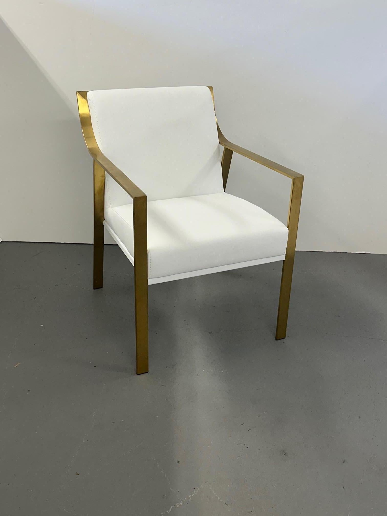 Elegante pareja de modernos sillones Club de piel sintética blanca y metal dorado en venta 1