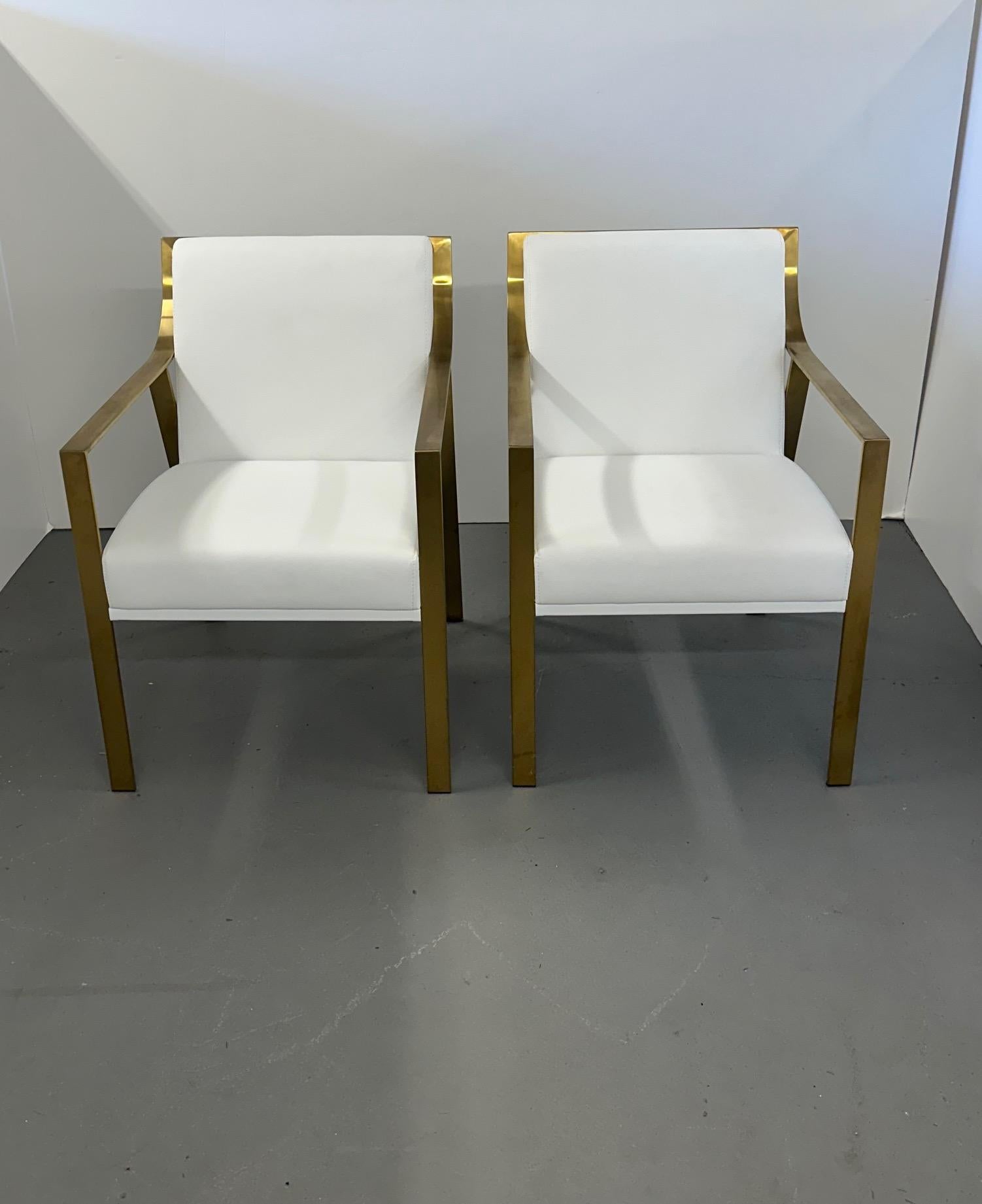 Elegante pareja de modernos sillones Club de piel sintética blanca y metal dorado en venta 2