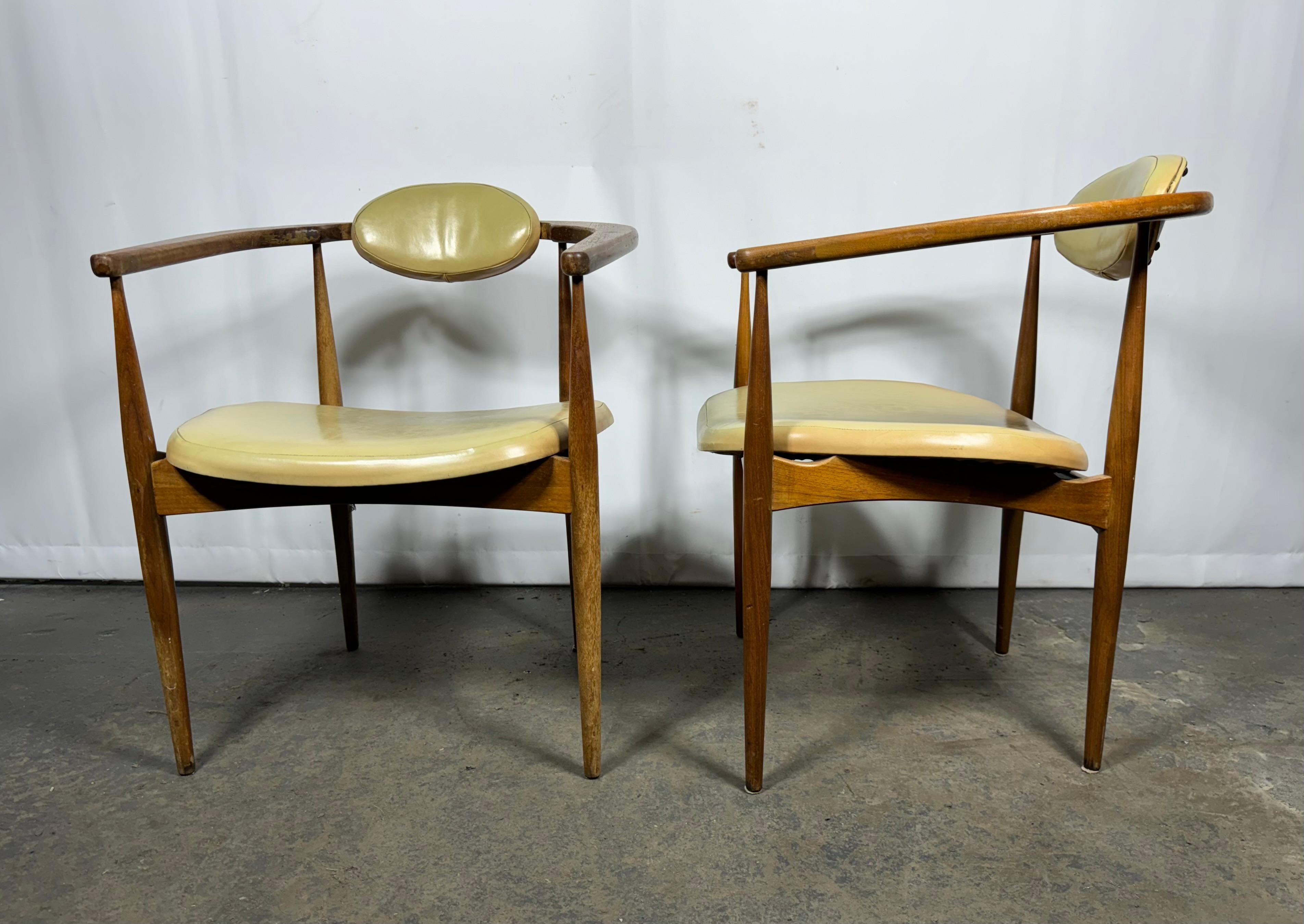 Paire de fauteuils modernistes d'Adrian Pearsall pour Craft Associates, modèle 950-C. Noyer avec tapisserie d'origine. Les chaises sont en bon état d'origine, finition / patine d'origine . structurellement saine, articulations serrées..délicates