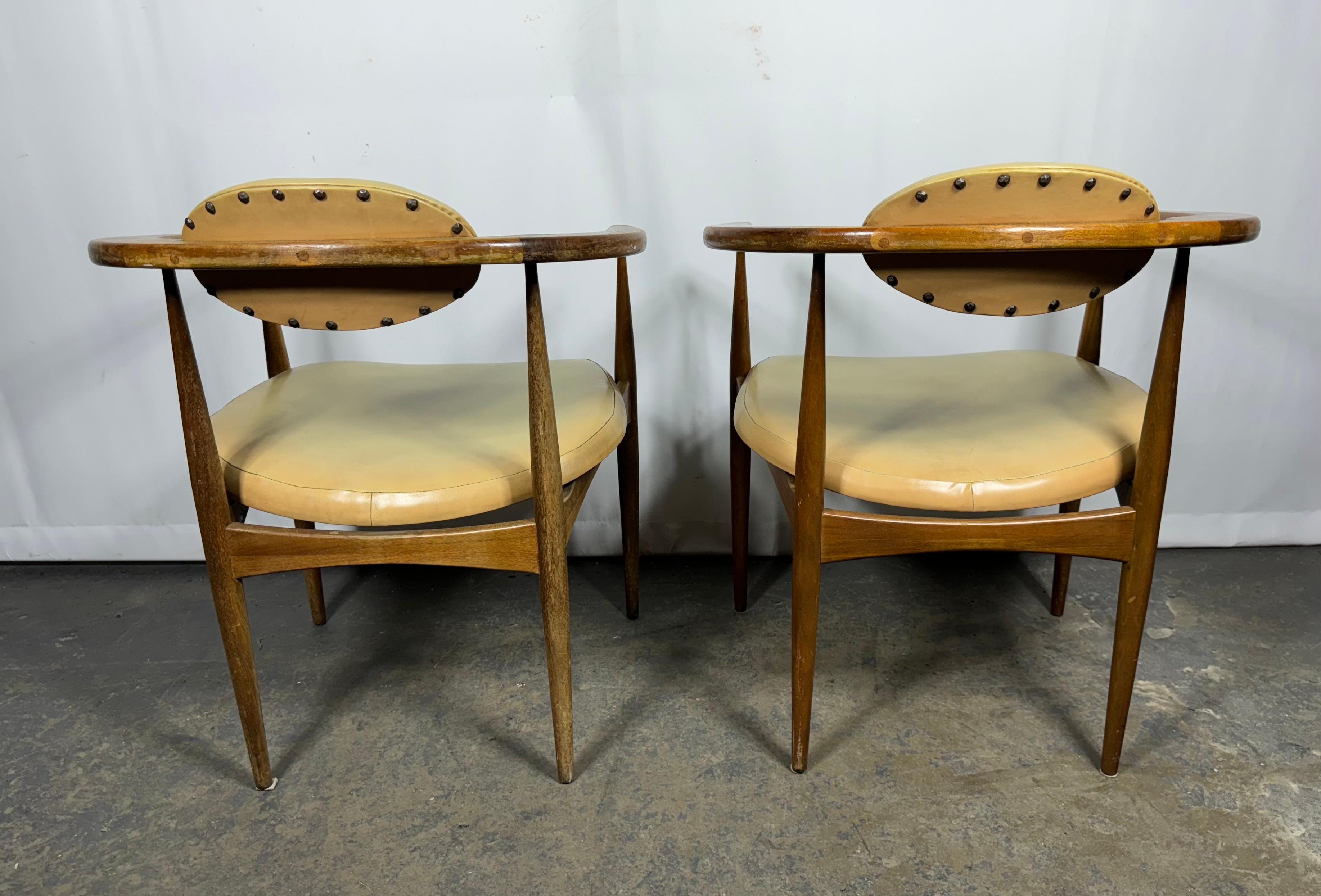 Naugahyde Paire de fauteuils modernistes par Adrian Pearsall pour Craft Associates en vente