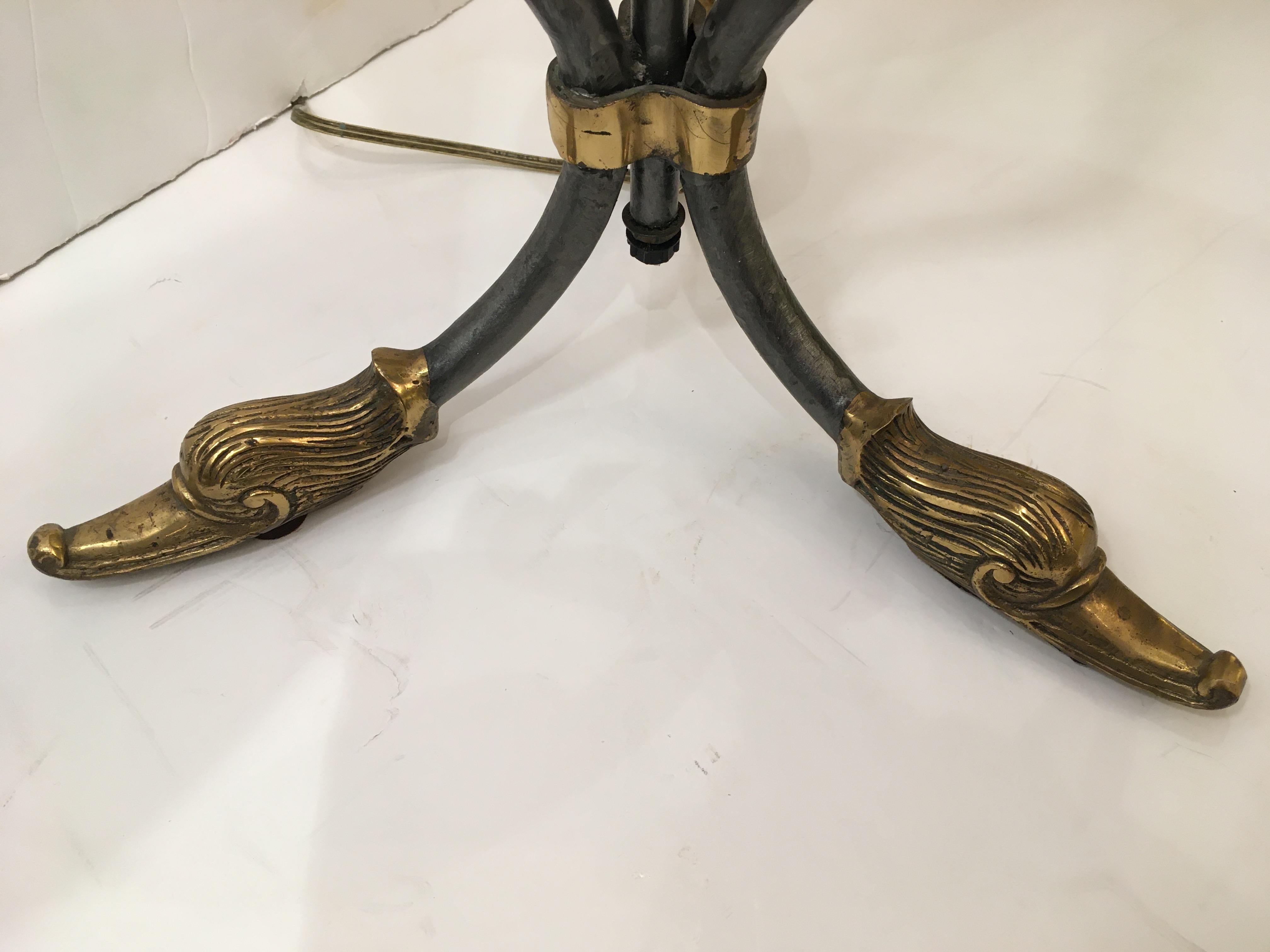 Paire de lampes de bureau élégantes en fer argenté et laiton avec pieds en forme de canard Bon état - En vente à Hopewell, NJ