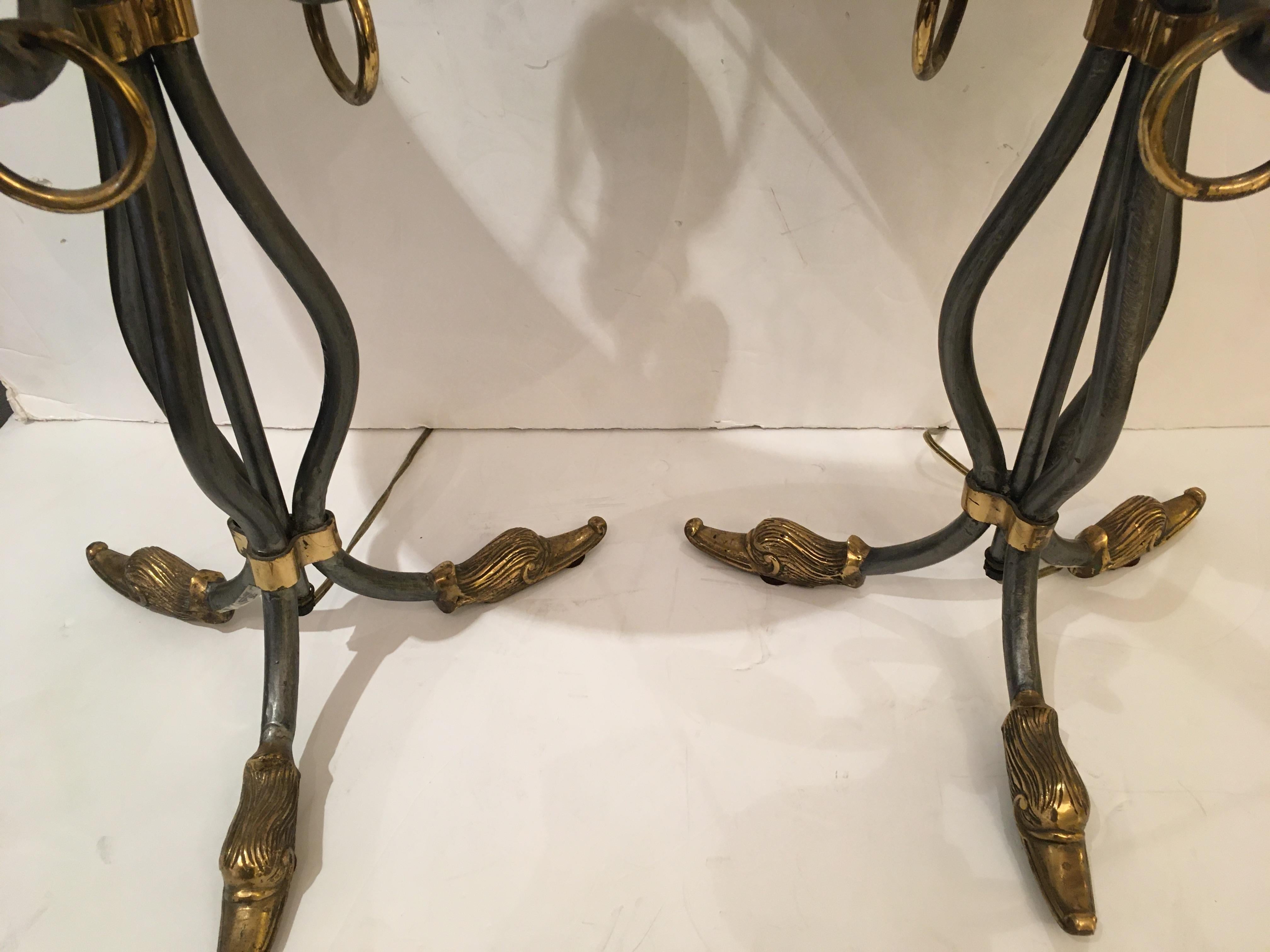 Fin du 20e siècle Paire de lampes de bureau élégantes en fer argenté et laiton avec pieds en forme de canard en vente