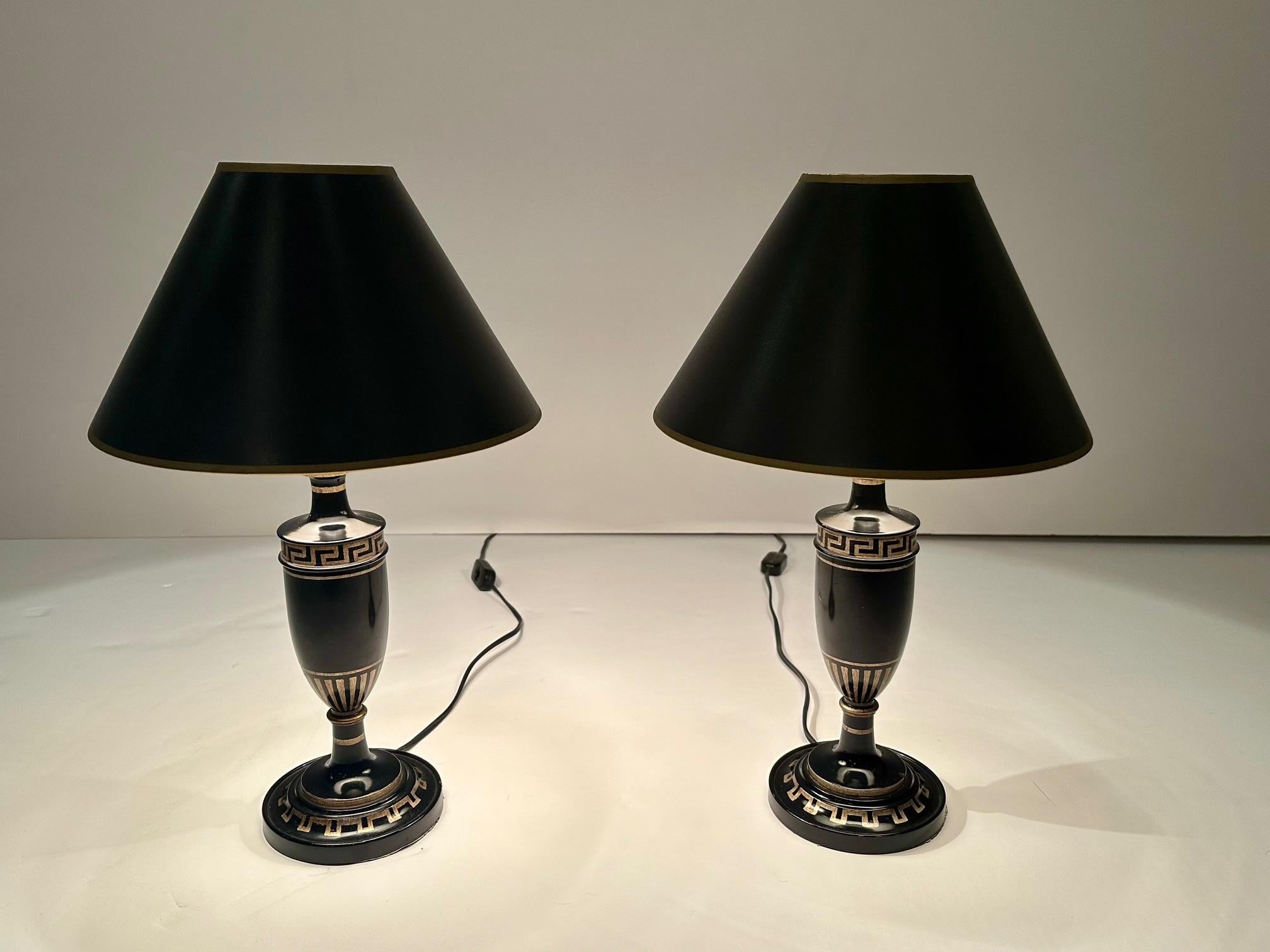 Spanish Stylish Pair of Small Ebonized Wood Greek Key Decorated Table Lamps For Sale