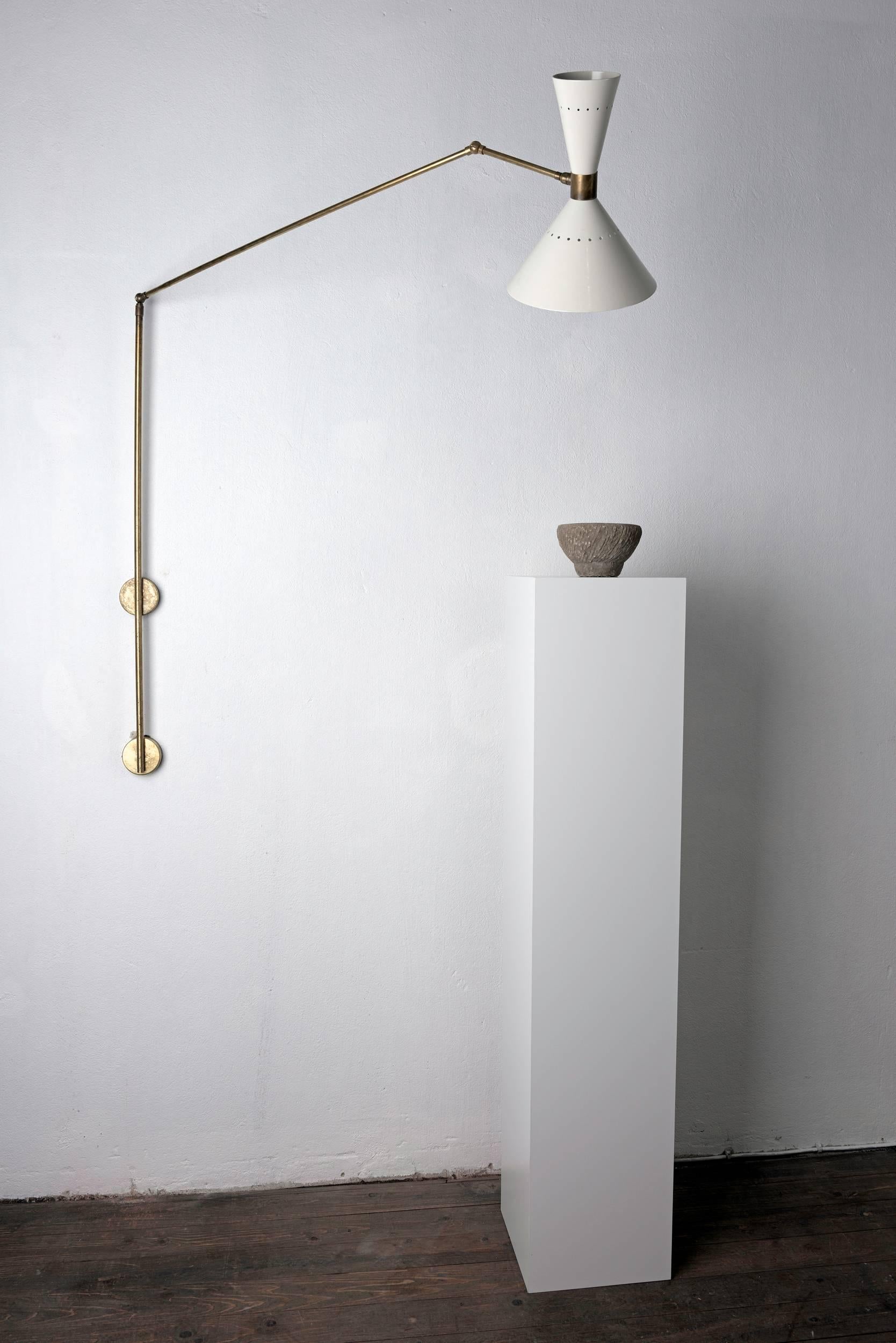 A very stylish pair of Stilnovo 1950s Italian wall lights, brass and white painted metal.