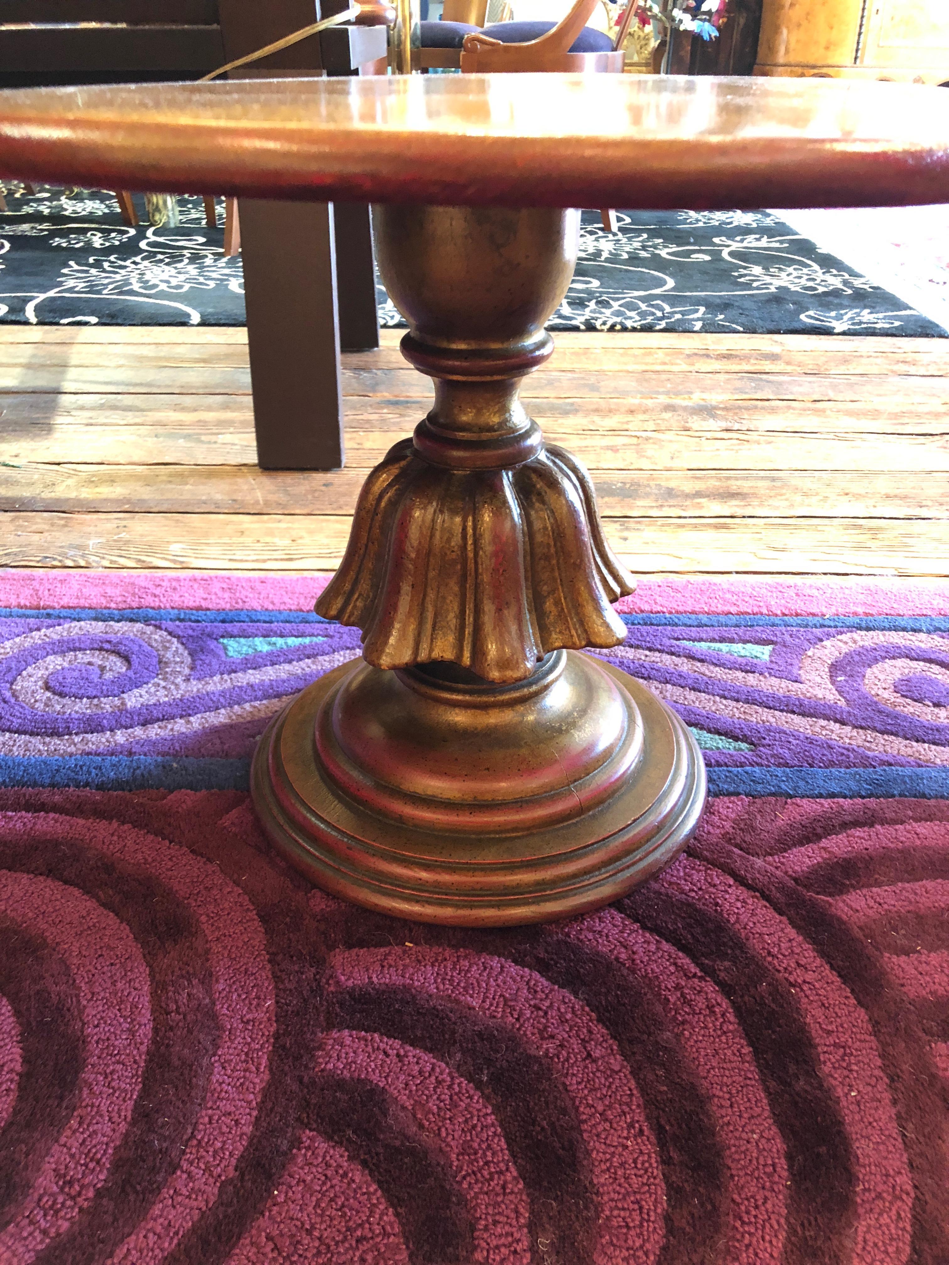 Neoclassical Stylish Pair of Warmly Gilded Round End Tables