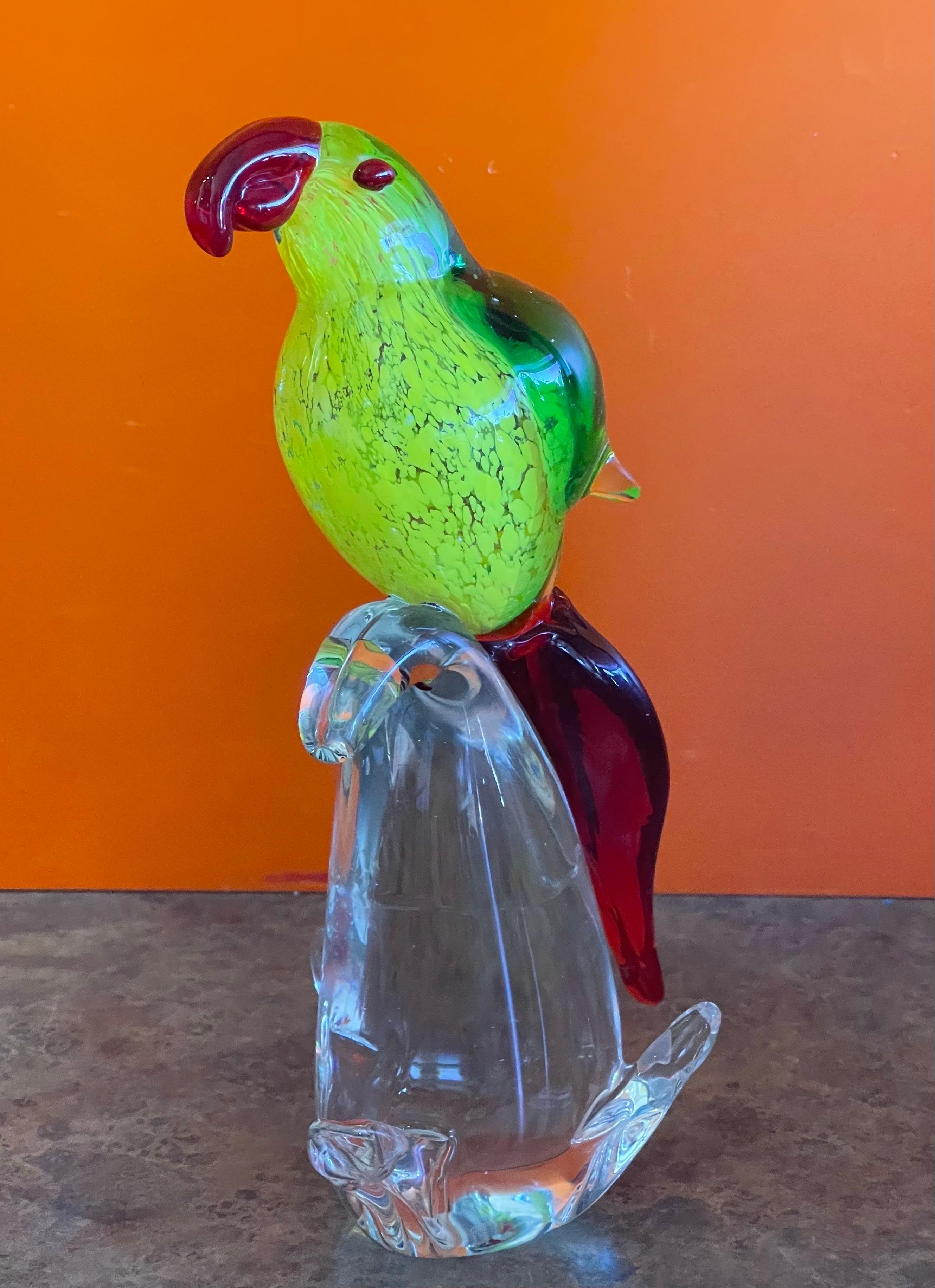 Élégante sculpture en verre d'art en forme de perroquet, réalisée par Murano Glass, vers les années 1960. La pièce est en très bon état vintage, sans éclats ni fissures et mesure 5 