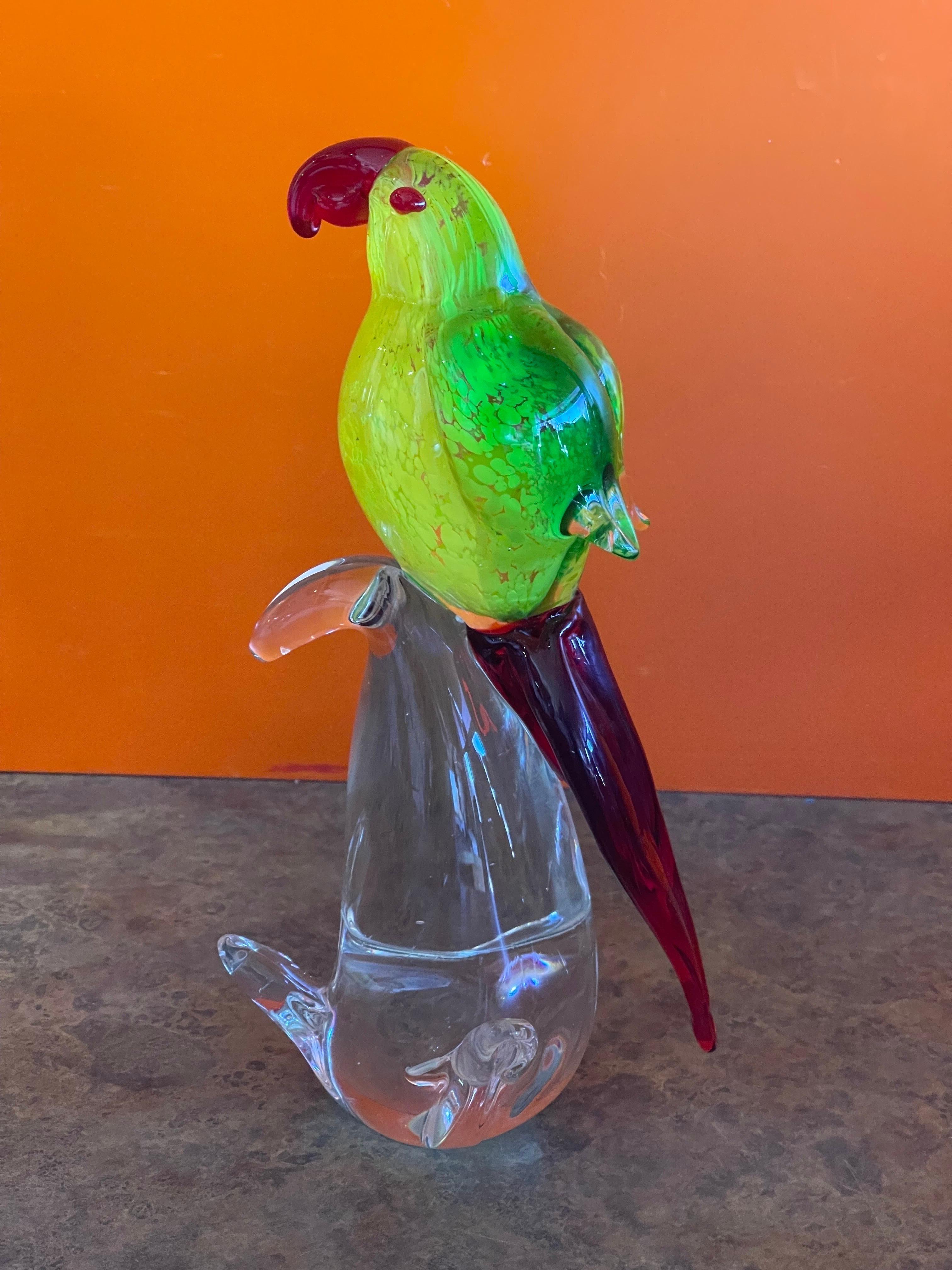 italien Sculpture d'art en verre de Murano en forme de perroquet élégante en vente